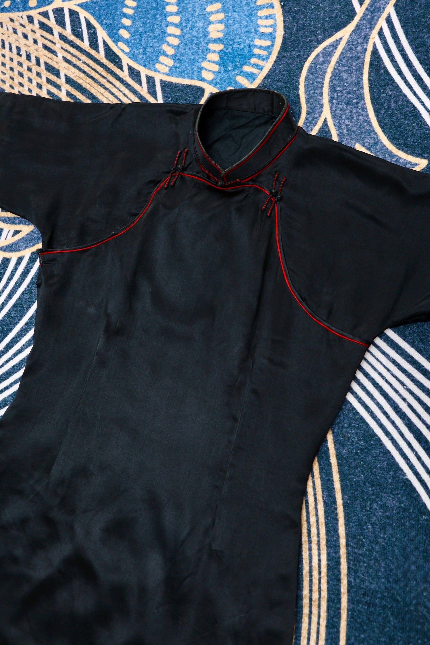 40年代 - 墨韵红绡，素缎藏锋——四十年代双襟旗袍考释_HY | 1940s - Ink Charm and Red Silk, Silent Edge on Plain Satin: An Archaeological Study of a 1940s Double-Front Qipao_HY