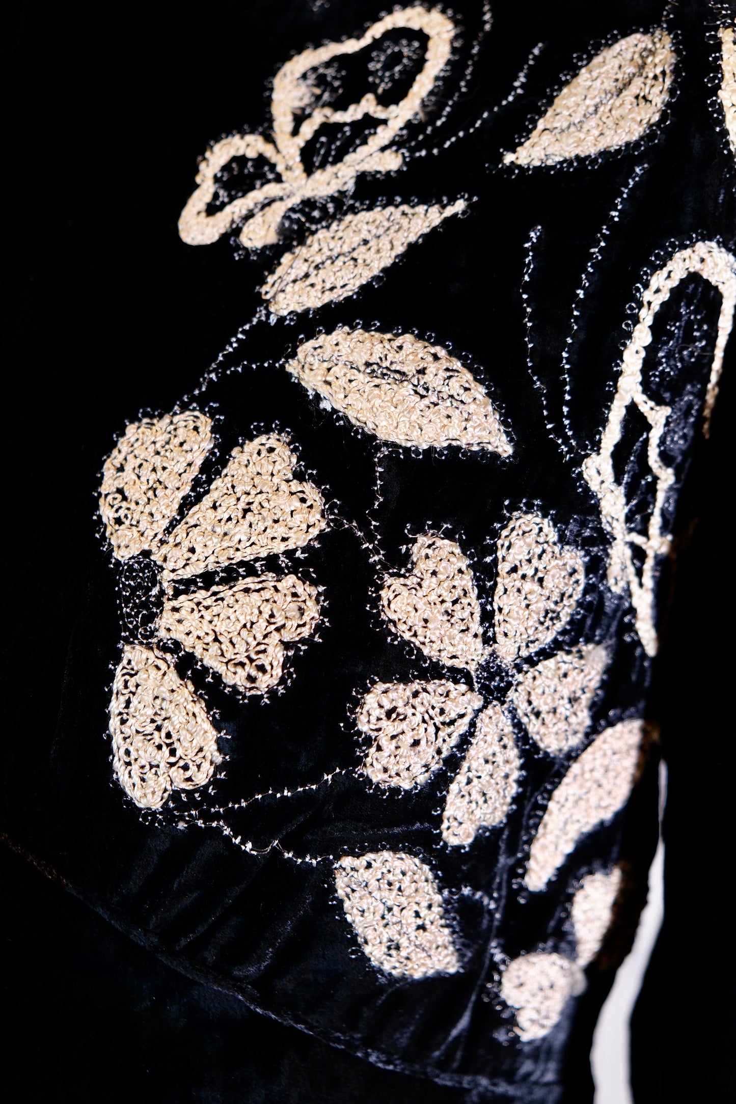 40年代 - 暗夜繁花，丝绒加冕——四十年代华侨名媛刺绣旗袍考释_HY | 1940s - Blossoms in the Dark, Crowned by Velvet: An Archaeological Study of a 1940s Overseas Chinese Socialite’s Embroidered Qipao_HY