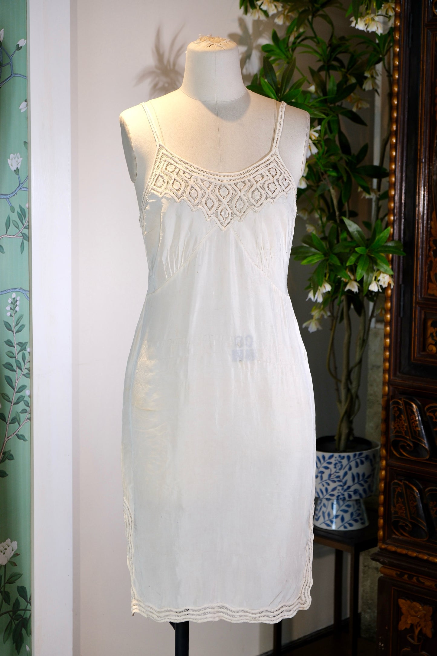 民国时期 - 蕾丝织梦，素绢藏情——民国真丝蕾丝衬裙_HY | Republic Era - Dreams Woven in Lace, Affection Hidden in Silk: A Republic-Era Silk Lace Slip_HY