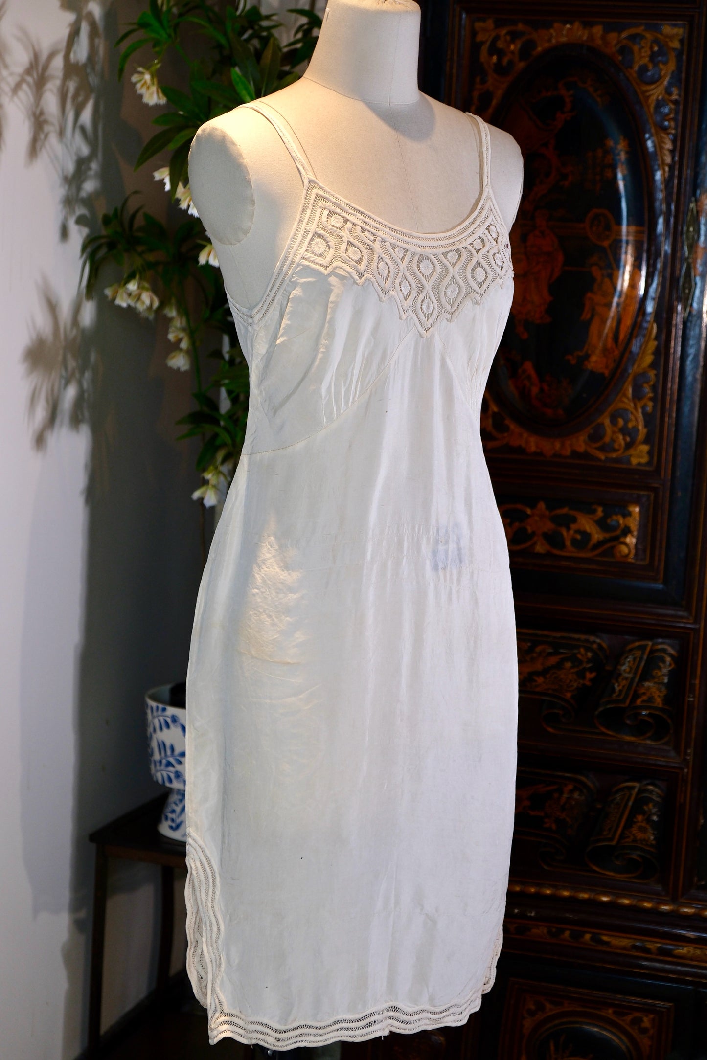 民国时期 - 蕾丝织梦，素绢藏情——民国真丝蕾丝衬裙_HY | Republic Era - Dreams Woven in Lace, Affection Hidden in Silk: A Republic-Era Silk Lace Slip_HY