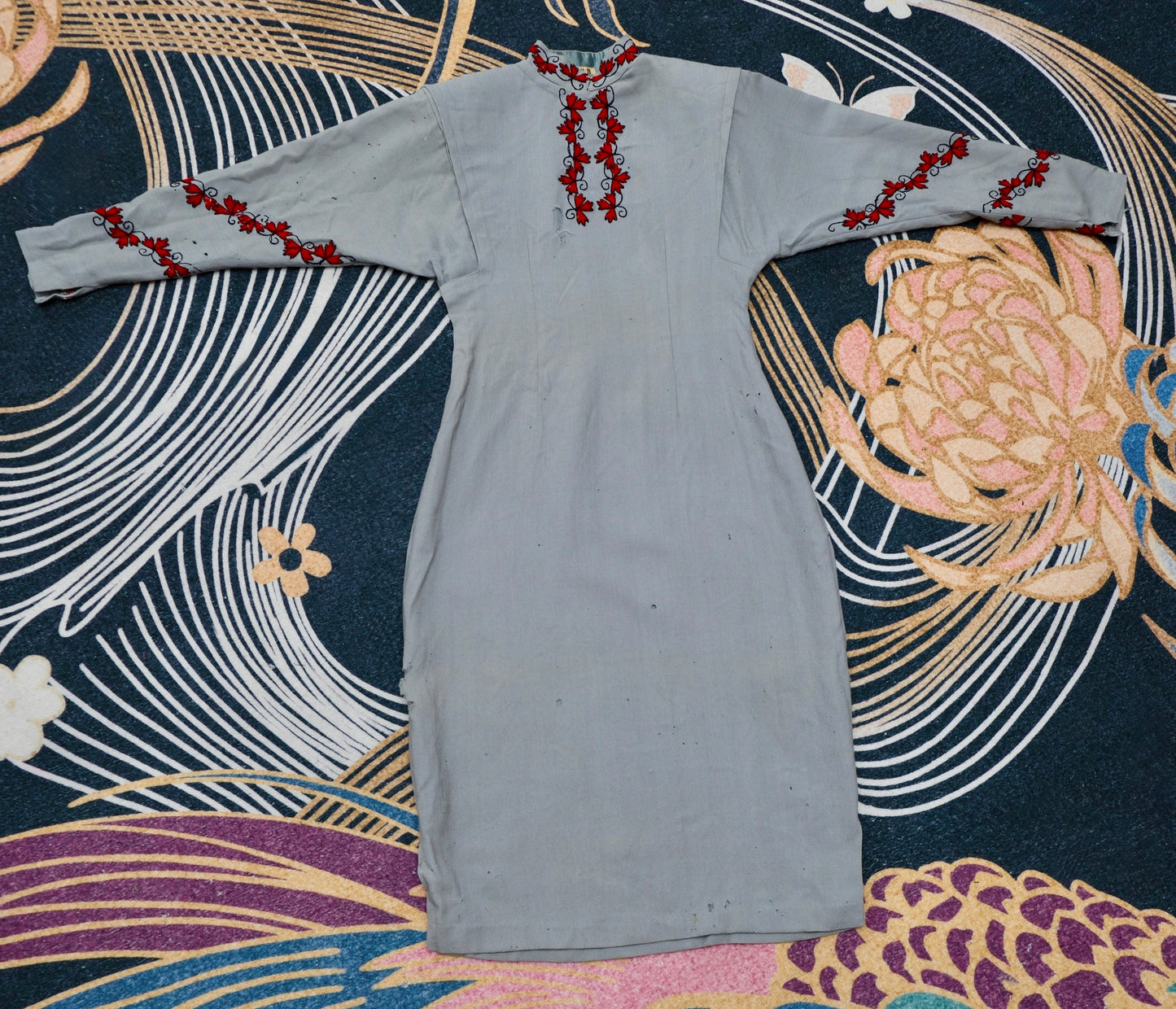 40年代 - 灰韵红枫，羊毛织暖——四十年代华侨女性羊毛旗袍_HY | 1940s - Grey Charm and Red Maple, Warmth Woven in Wool: A 1940s Overseas Chinese Woman's Wool Qipao_HY