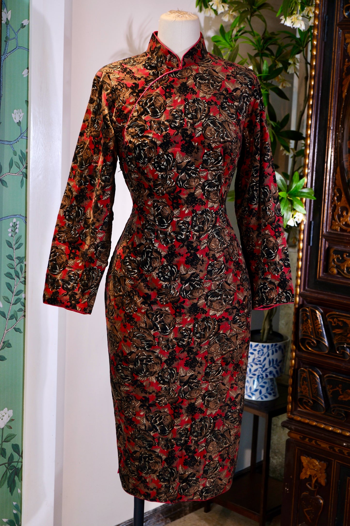 60年代 - 红金缠枝玫瑰纹六十年代港制手绘旗袍 | 1960s - Red and Gold Intertwining Rose: A 1960s Hong Kong-Made Hand-Painted Qipao