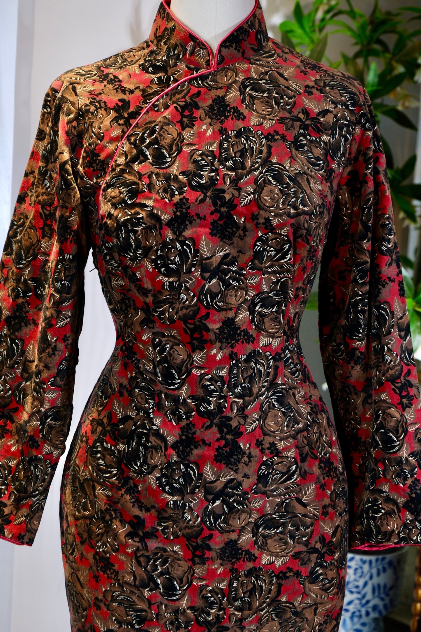 60年代 - 红金缠枝玫瑰纹六十年代港制手绘旗袍 | 1960s - Red and Gold Intertwining Rose: A 1960s Hong Kong-Made Hand-Painted Qipao