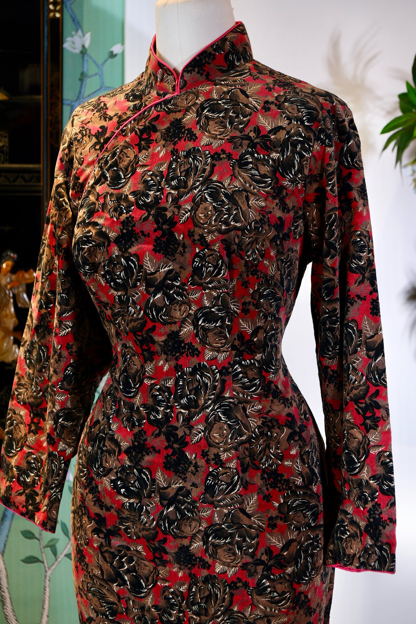 60年代 - 红金缠枝玫瑰纹六十年代港制手绘旗袍 | 1960s - Red and Gold Intertwining Rose: A 1960s Hong Kong-Made Hand-Painted Qipao