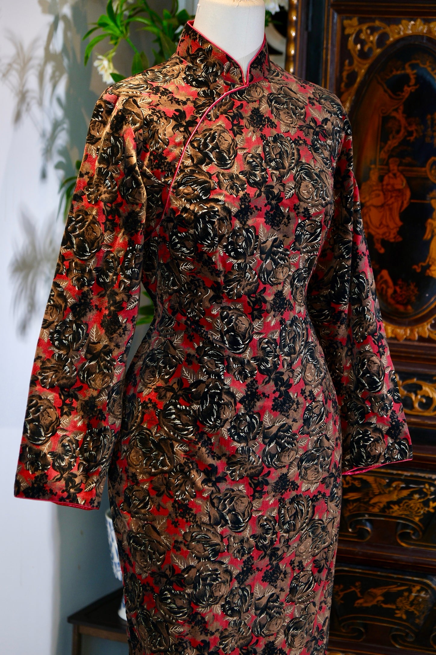 60年代 - 红金缠枝玫瑰纹六十年代港制手绘旗袍 | 1960s - Red and Gold Intertwining Rose: A 1960s Hong Kong-Made Hand-Painted Qipao