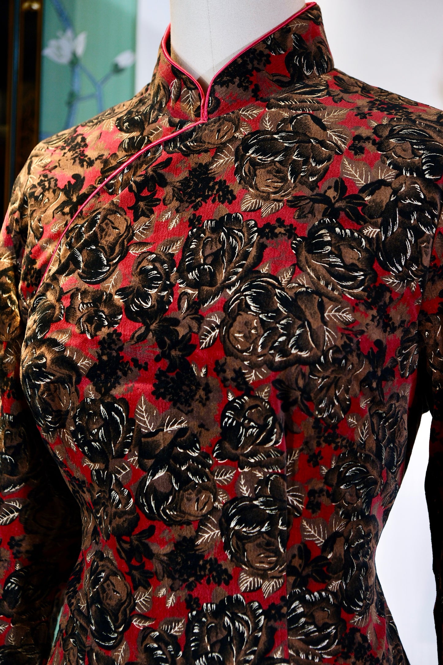 60年代 - 红金缠枝玫瑰纹六十年代港制手绘旗袍 | 1960s - Red and Gold Intertwining Rose: A 1960s Hong Kong-Made Hand-Painted Qipao