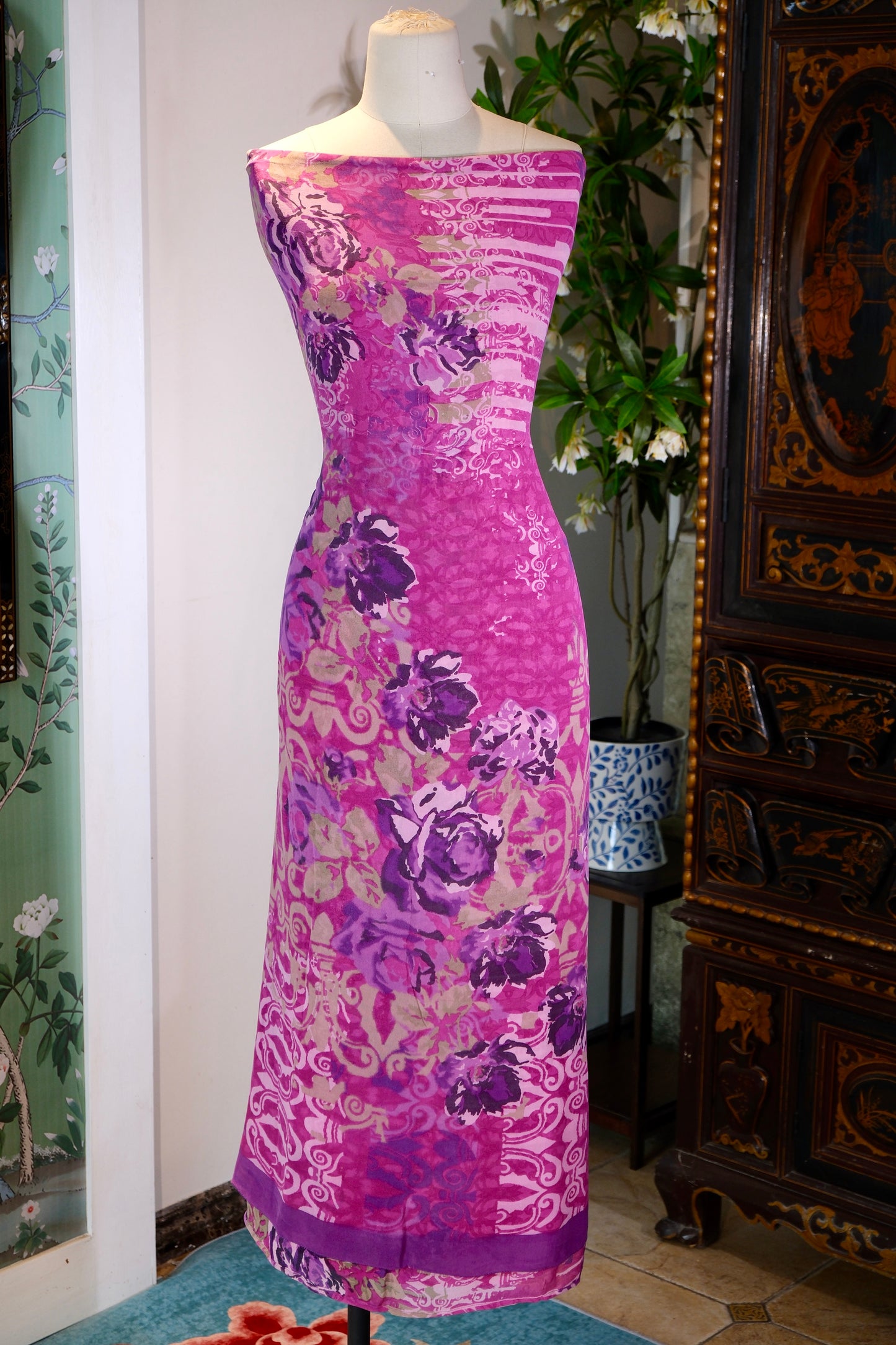 布料名 - 紫罗兰玫瑰：幻影曼荼罗与流光琴弦的法式真丝织锦 | Fabric Name - Violet Rose: French Silk Brocade with Phantom Mandalas and Flowing Strings