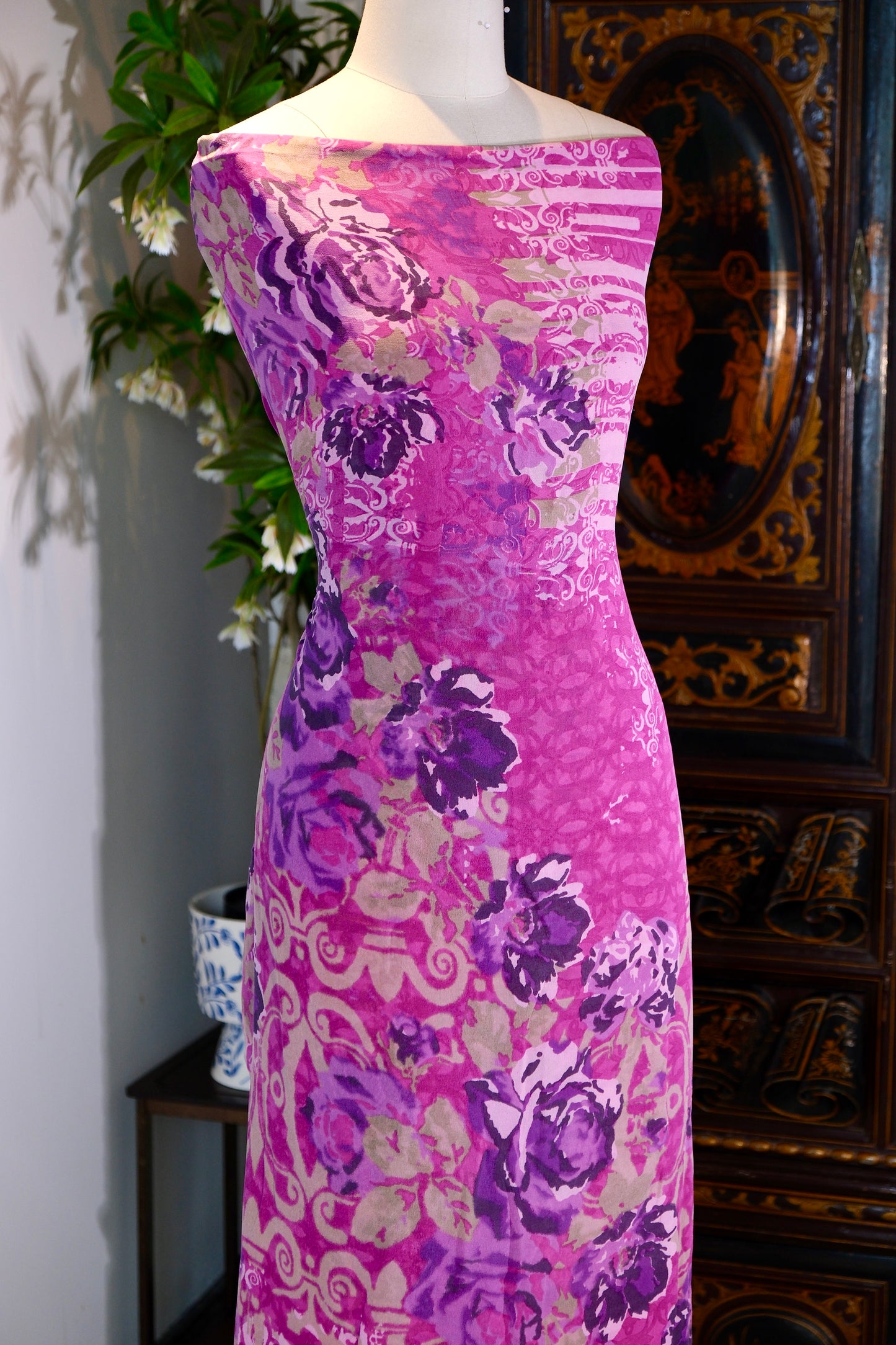 布料名 - 紫罗兰玫瑰：幻影曼荼罗与流光琴弦的法式真丝织锦 | Fabric Name - Violet Rose: French Silk Brocade with Phantom Mandalas and Flowing Strings