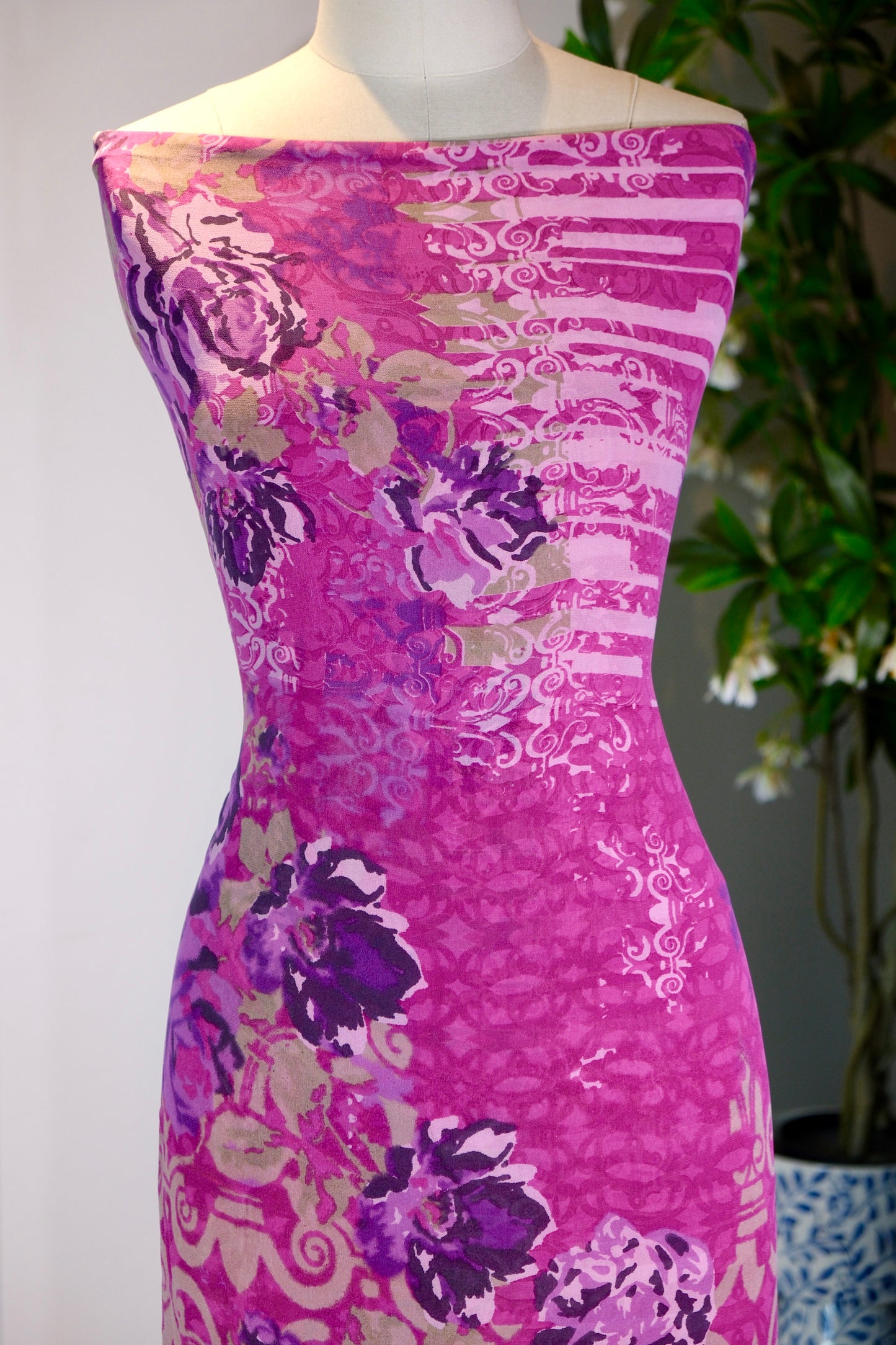 布料名 - 紫罗兰玫瑰：幻影曼荼罗与流光琴弦的法式真丝织锦 | Fabric Name - Violet Rose: French Silk Brocade with Phantom Mandalas and Flowing Strings
