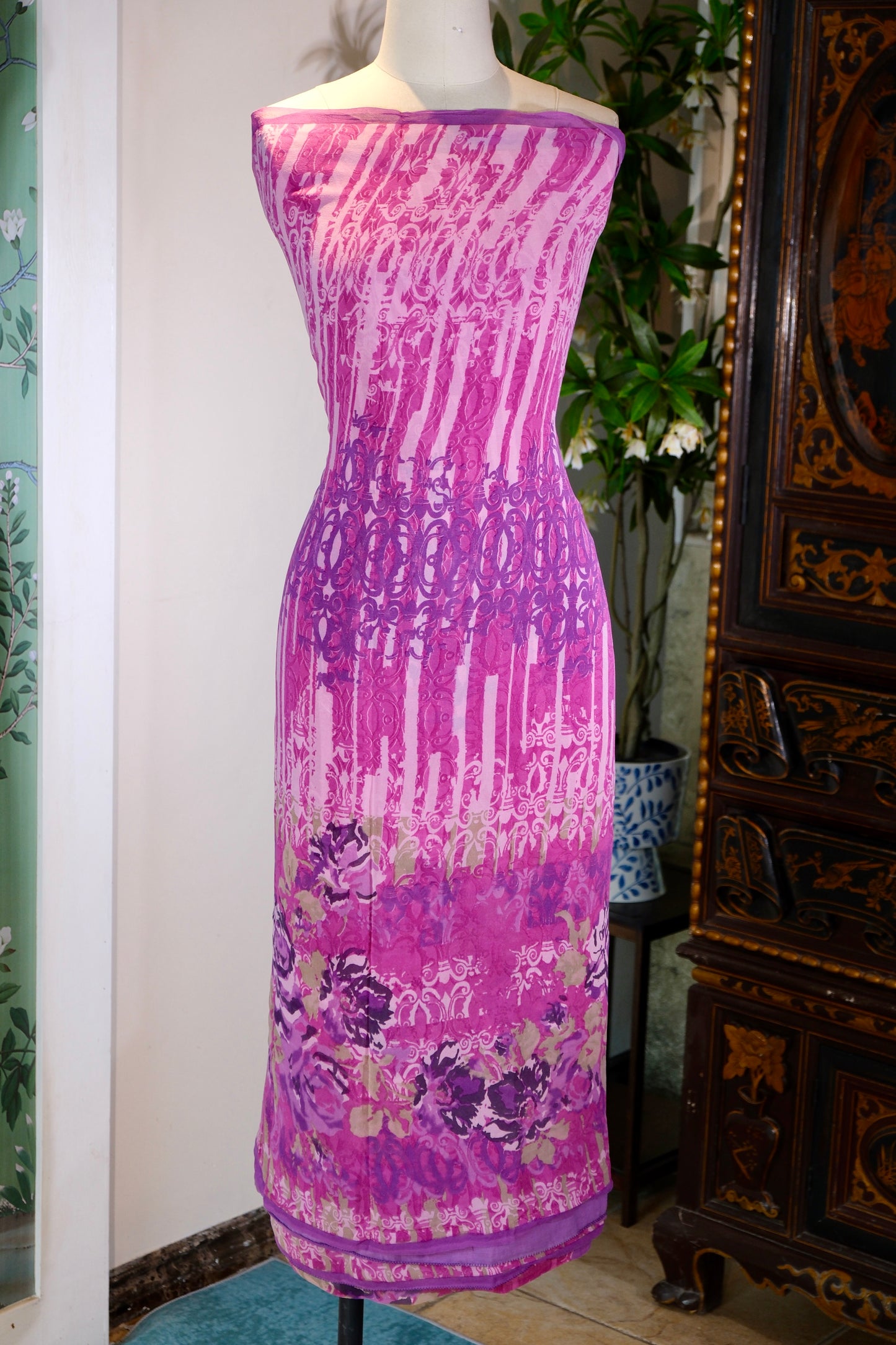 布料名 - 紫罗兰玫瑰：幻影曼荼罗与流光琴弦的法式真丝织锦 | Fabric Name - Violet Rose: French Silk Brocade with Phantom Mandalas and Flowing Strings