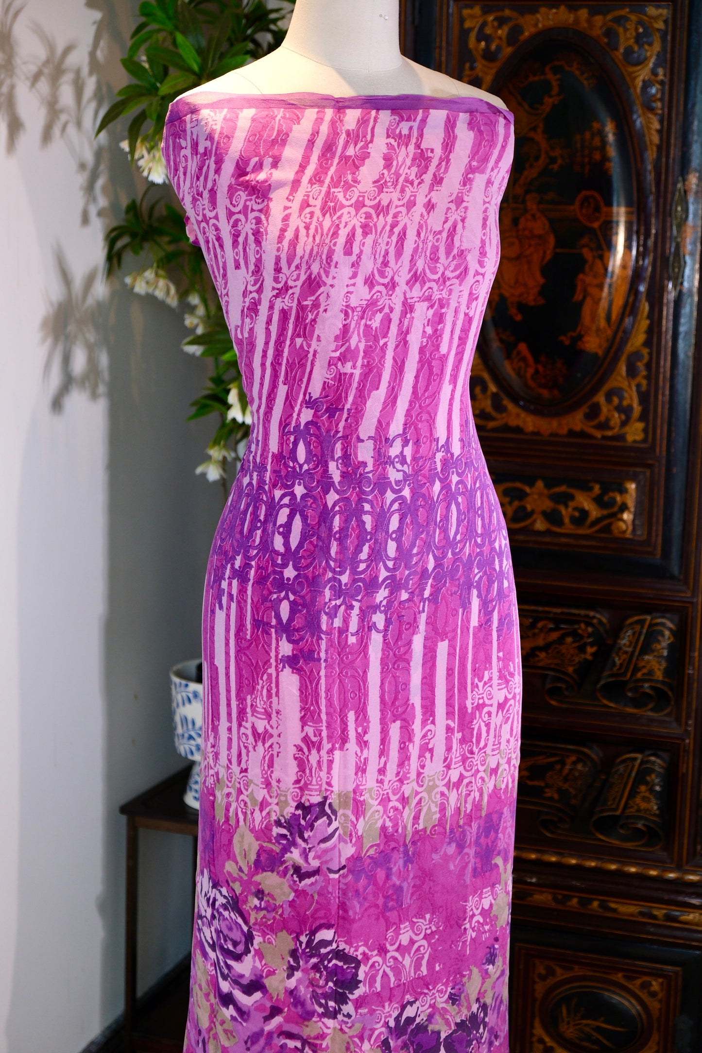 布料名 - 紫罗兰玫瑰：幻影曼荼罗与流光琴弦的法式真丝织锦 | Fabric Name - Violet Rose: French Silk Brocade with Phantom Mandalas and Flowing Strings