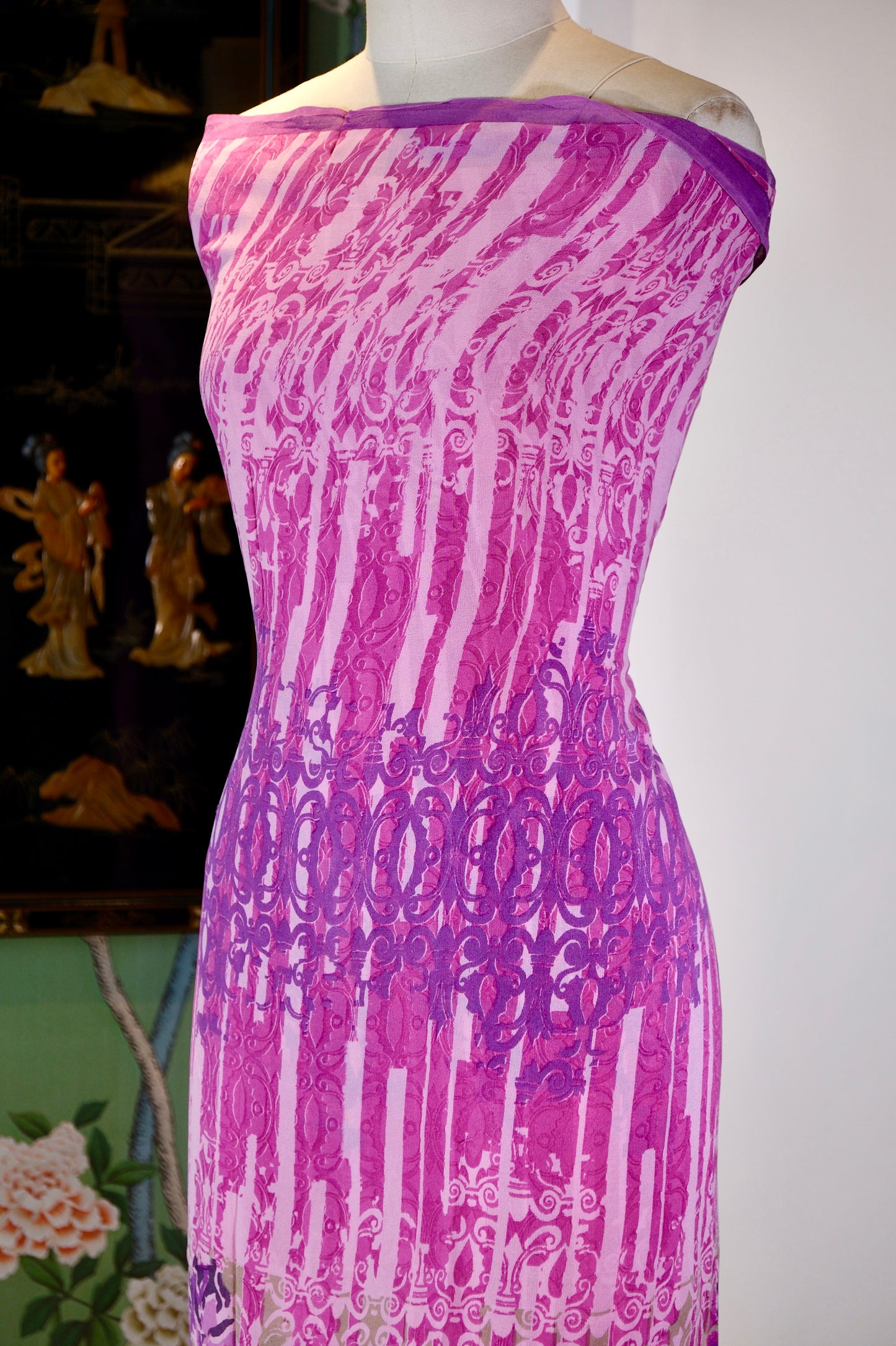 布料名 - 紫罗兰玫瑰：幻影曼荼罗与流光琴弦的法式真丝织锦 | Fabric Name - Violet Rose: French Silk Brocade with Phantom Mandalas and Flowing Strings