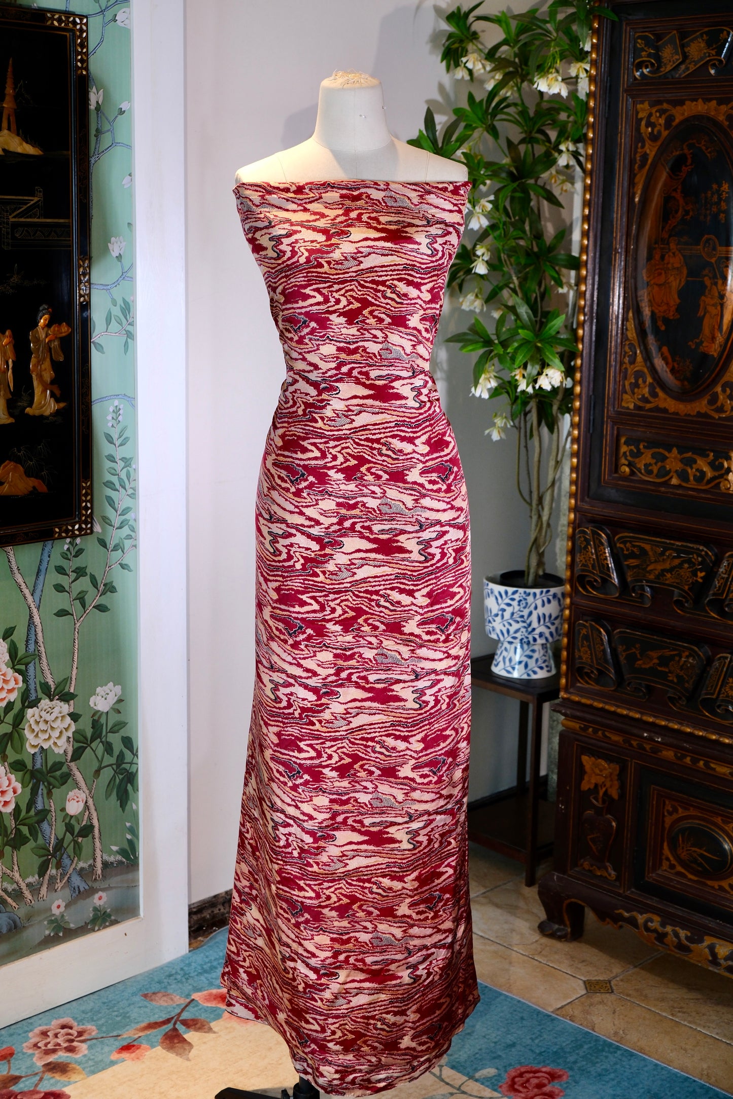 布料名 -  流动的光影，编织的艺术： “流金幻影 · 墨彩丹霞” 真丝面料 | Fabric Name - Flowing Light and Shadow, Woven Art: "Flowing Golden Phantom • Inky Danxia" Silk Fabric