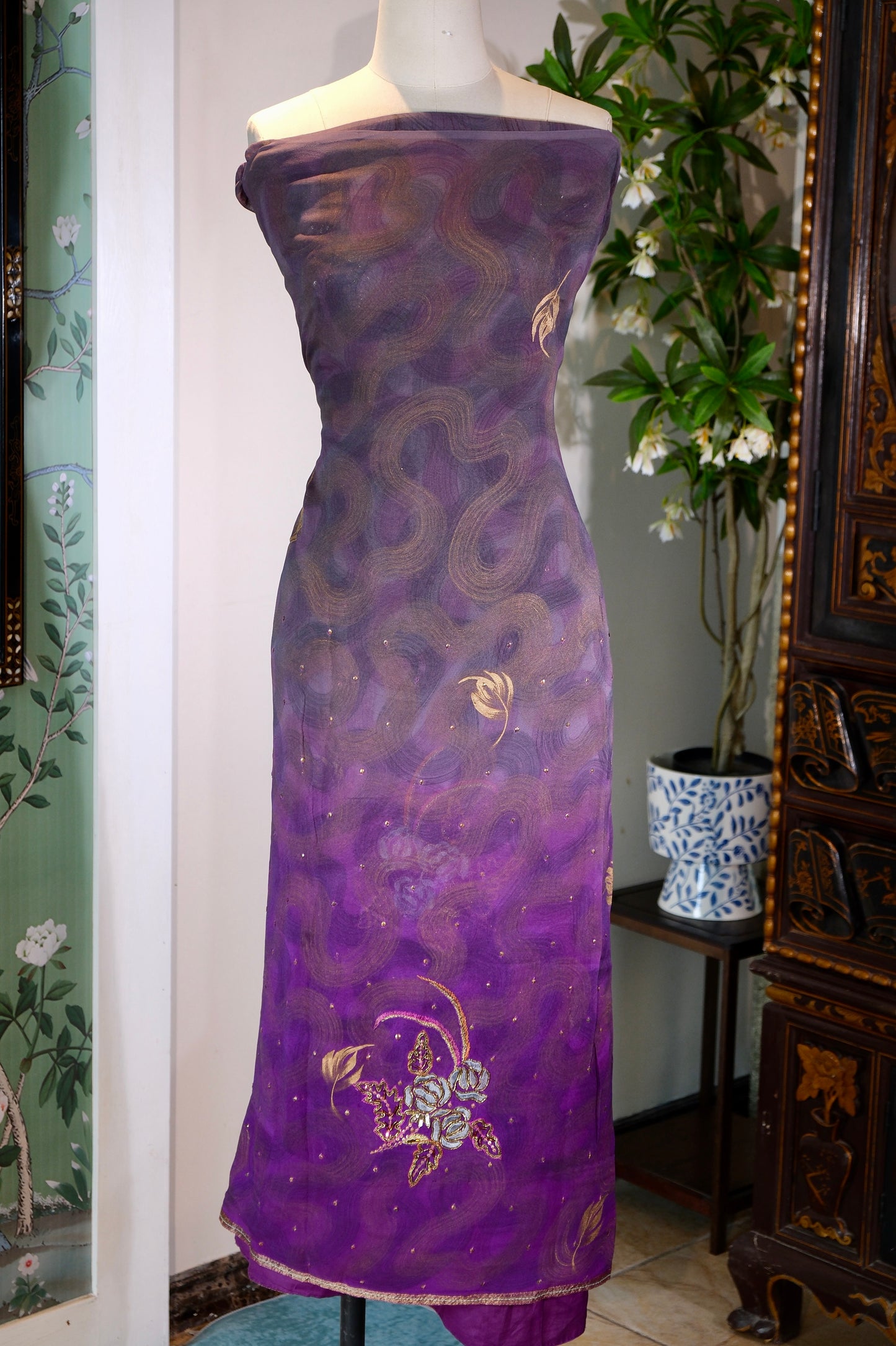布料名 - 皇家紫水晶 - 手工刺绣真丝面料 | Fabric Name - Royal Amethyst - Hand Embroidered Silk Fabric