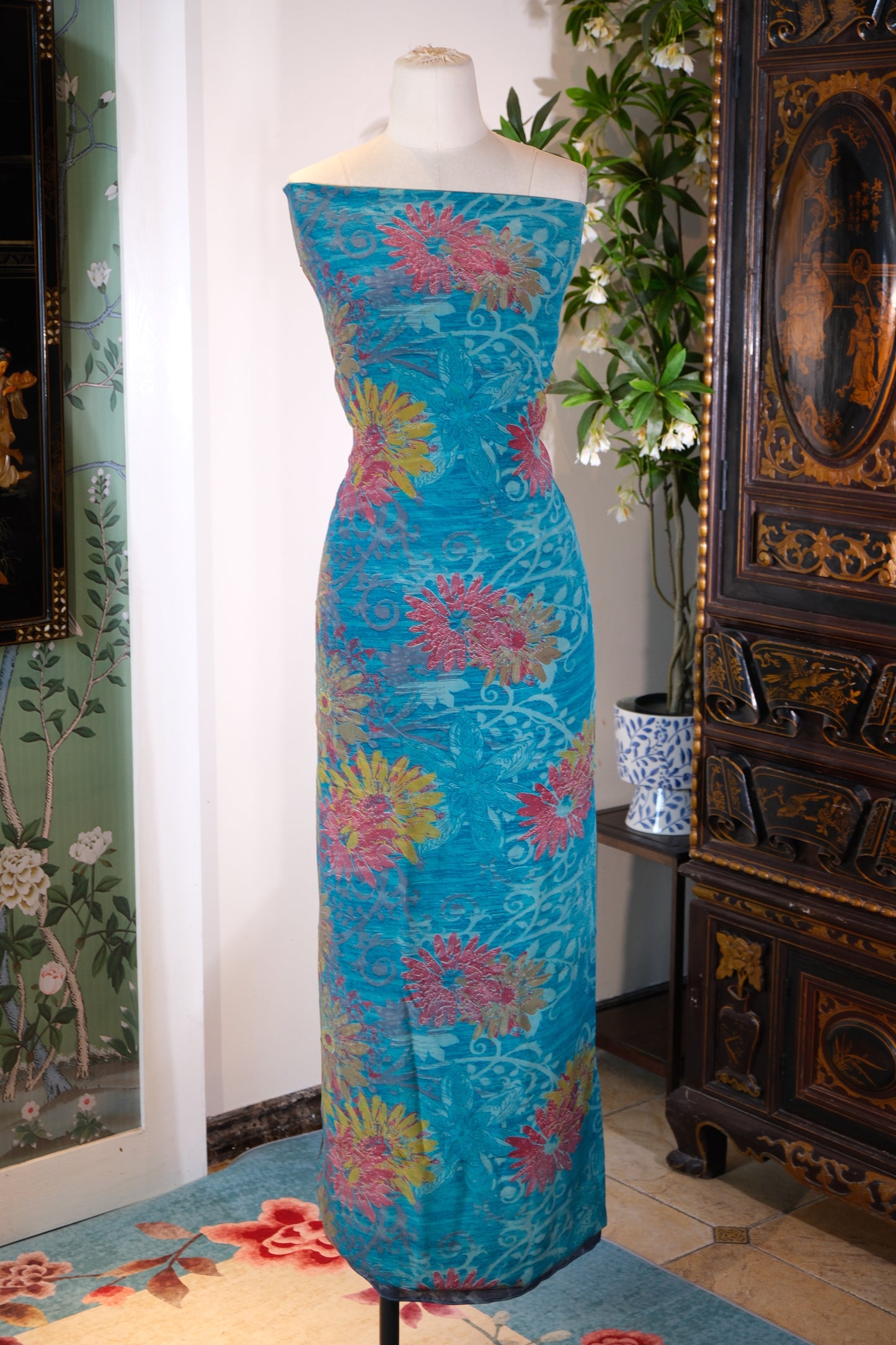 布料名 - “浮光锦影” —— 意象几何与繁花协奏：湖水蓝真丝双绉艺术面料 | Fabric Name - "Floating Shadows & Floral Echoes" — An Intersection of Abstract Geometry and Botanical Imagery: Aqua Blue Silk Crepe de Chine