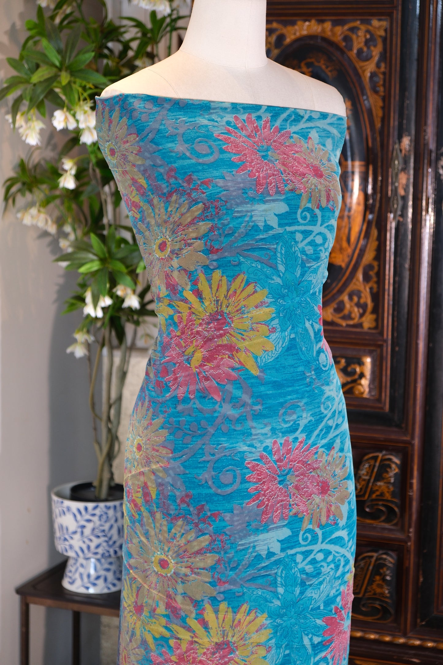 布料名 - “浮光锦影” —— 意象几何与繁花协奏：湖水蓝真丝双绉艺术面料 | Fabric Name - "Floating Shadows & Floral Echoes" — An Intersection of Abstract Geometry and Botanical Imagery: Aqua Blue Silk Crepe de Chine