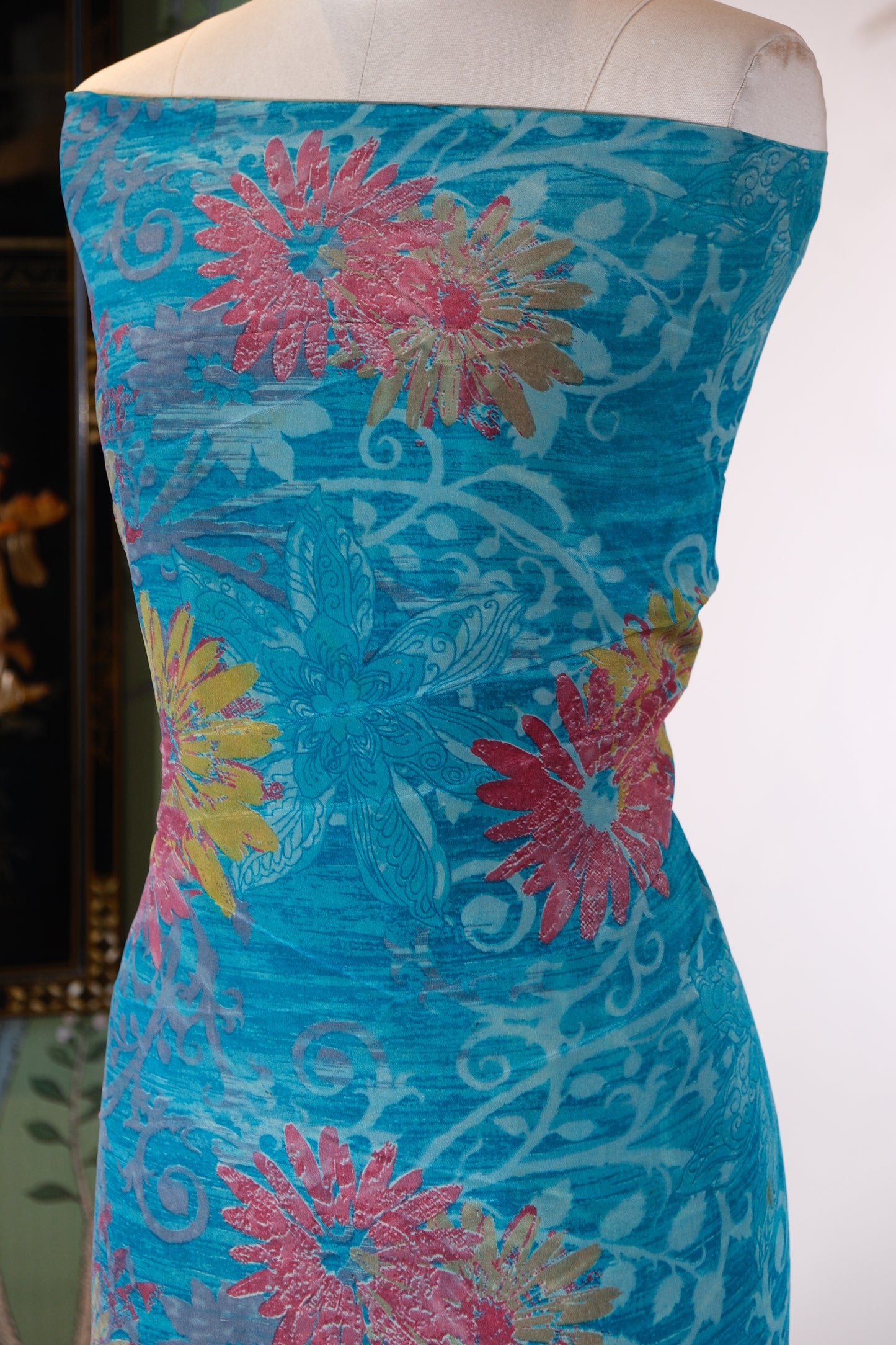 布料名 - “浮光锦影” —— 意象几何与繁花协奏：湖水蓝真丝双绉艺术面料 | Fabric Name - "Floating Shadows & Floral Echoes" — An Intersection of Abstract Geometry and Botanical Imagery: Aqua Blue Silk Crepe de Chine