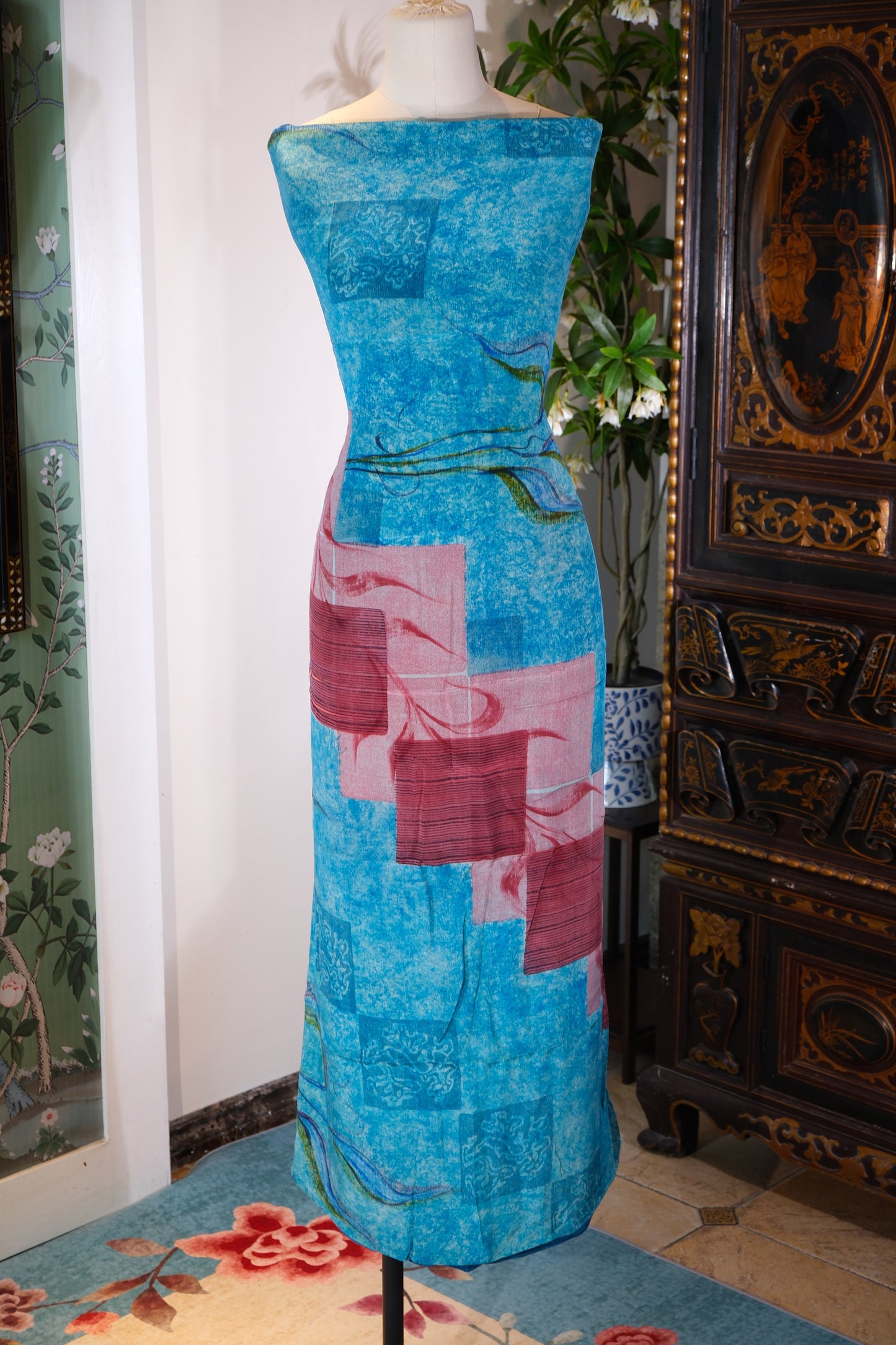 布料名 - “浮光锦影” —— 意象几何与繁花协奏：湖水蓝真丝双绉艺术面料 | Fabric Name - "Floating Shadows & Floral Echoes" — An Intersection of Abstract Geometry and Botanical Imagery: Aqua Blue Silk Crepe de Chine