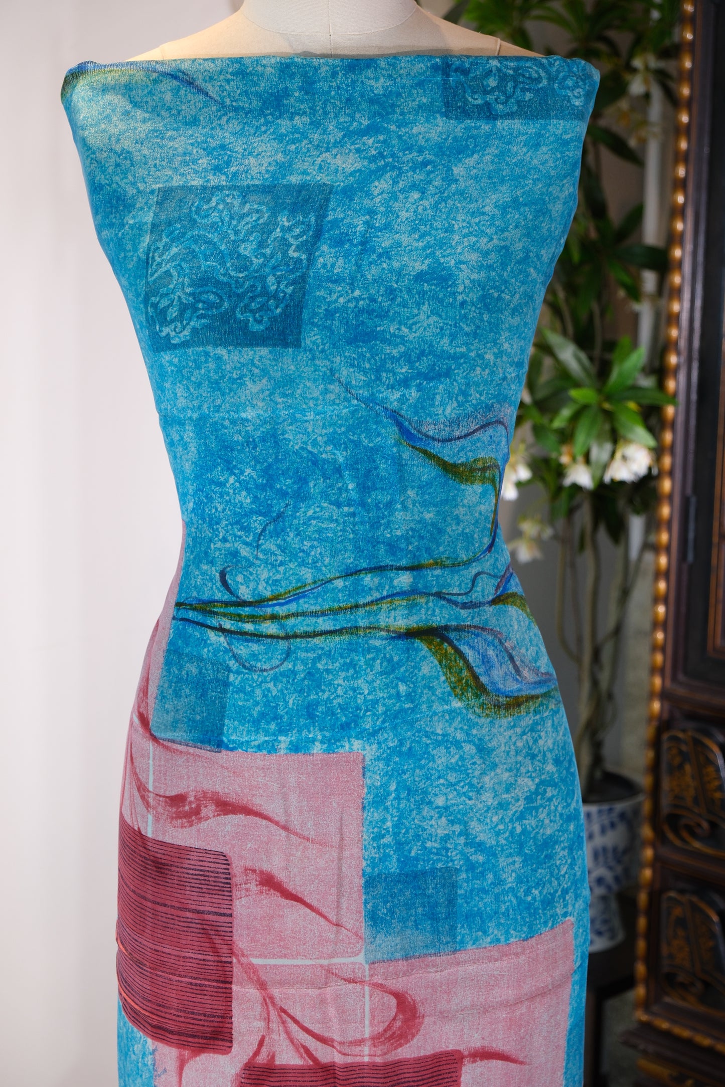 布料名 - “浮光锦影” —— 意象几何与繁花协奏：湖水蓝真丝双绉艺术面料 | Fabric Name - "Floating Shadows & Floral Echoes" — An Intersection of Abstract Geometry and Botanical Imagery: Aqua Blue Silk Crepe de Chine