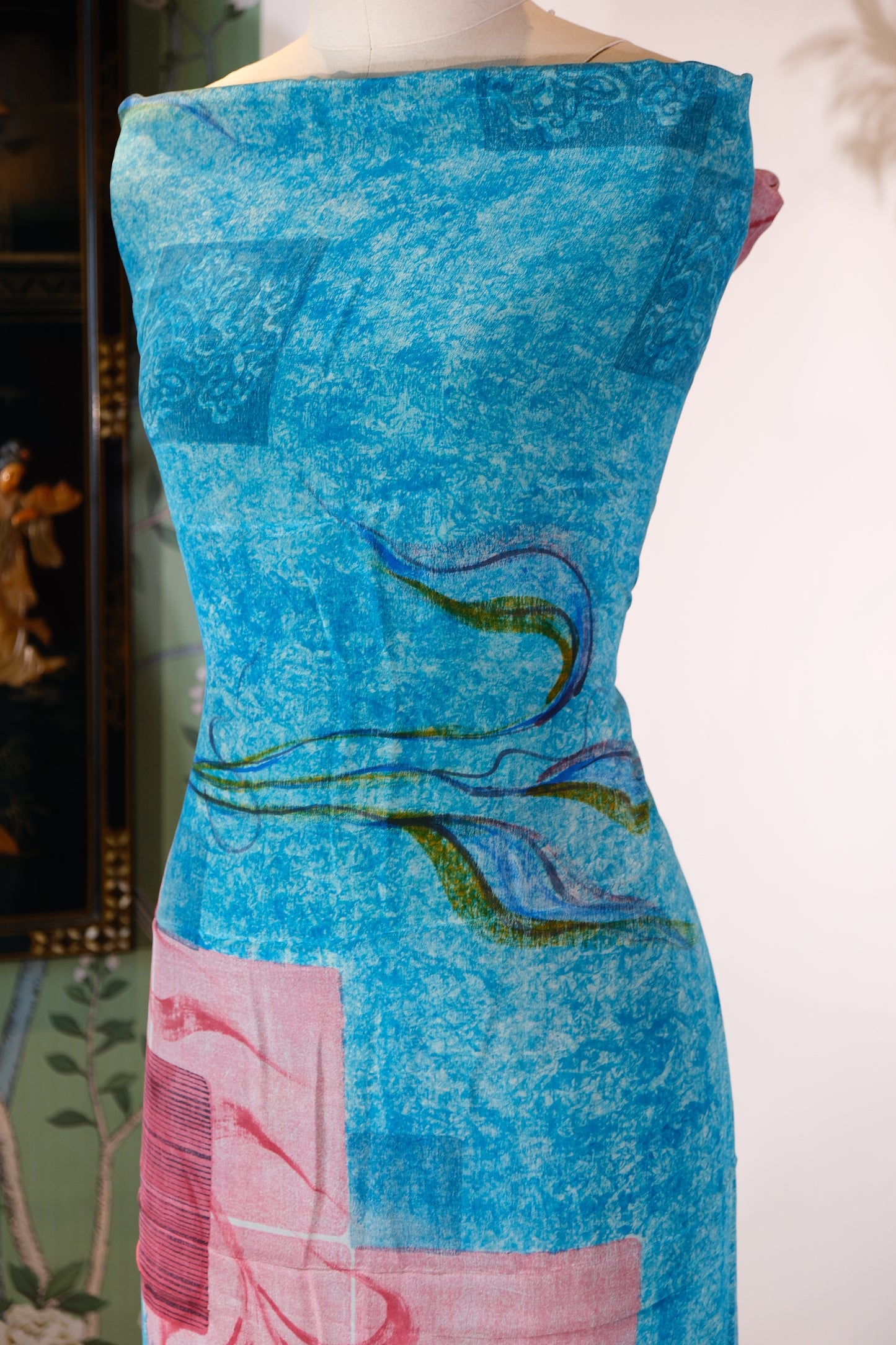 布料名 - “浮光锦影” —— 意象几何与繁花协奏：湖水蓝真丝双绉艺术面料 | Fabric Name - "Floating Shadows & Floral Echoes" — An Intersection of Abstract Geometry and Botanical Imagery: Aqua Blue Silk Crepe de Chine