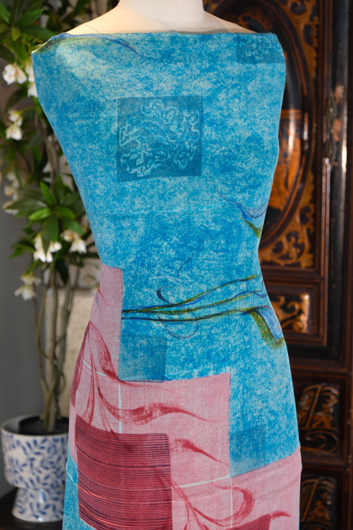 布料名 - “浮光锦影” —— 意象几何与繁花协奏：湖水蓝真丝双绉艺术面料 | Fabric Name - "Floating Shadows & Floral Echoes" — An Intersection of Abstract Geometry and Botanical Imagery: Aqua Blue Silk Crepe de Chine
