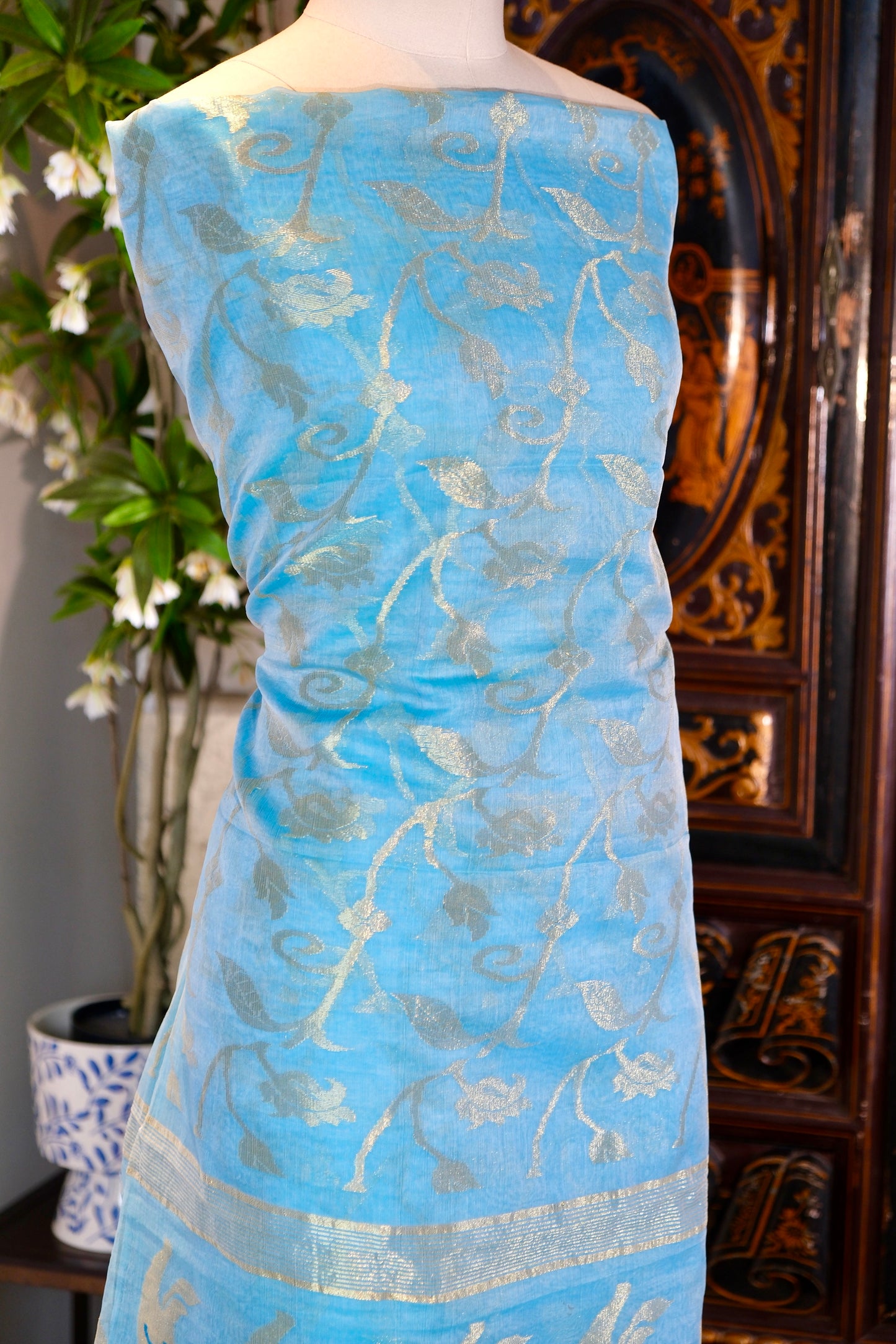 布料名 - 晴空流金：湖水蓝蝉翼真丝欧根纱，饰以金丝织锦蔓藤蔷薇与异域佩斯利如意纹边缘 | Fabric Name - Azure Sky & Gilded Vines: Lake Blue Sheer Silk Organza Featuring Gold Zari Floral Sprigs and Exotic Paisley Border