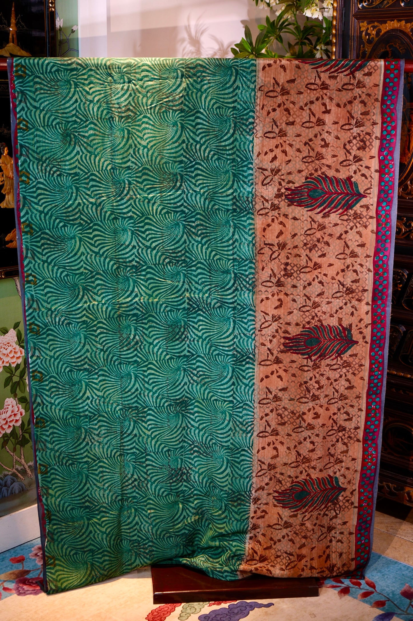 布料名 - 《翡翠旋风与孔雀之影：密林深处的图腾史诗》 | Fabric Name - Emerald Whirlwinds and Peacocks' Shadows: A Totemic Epic from the Deep Jungle