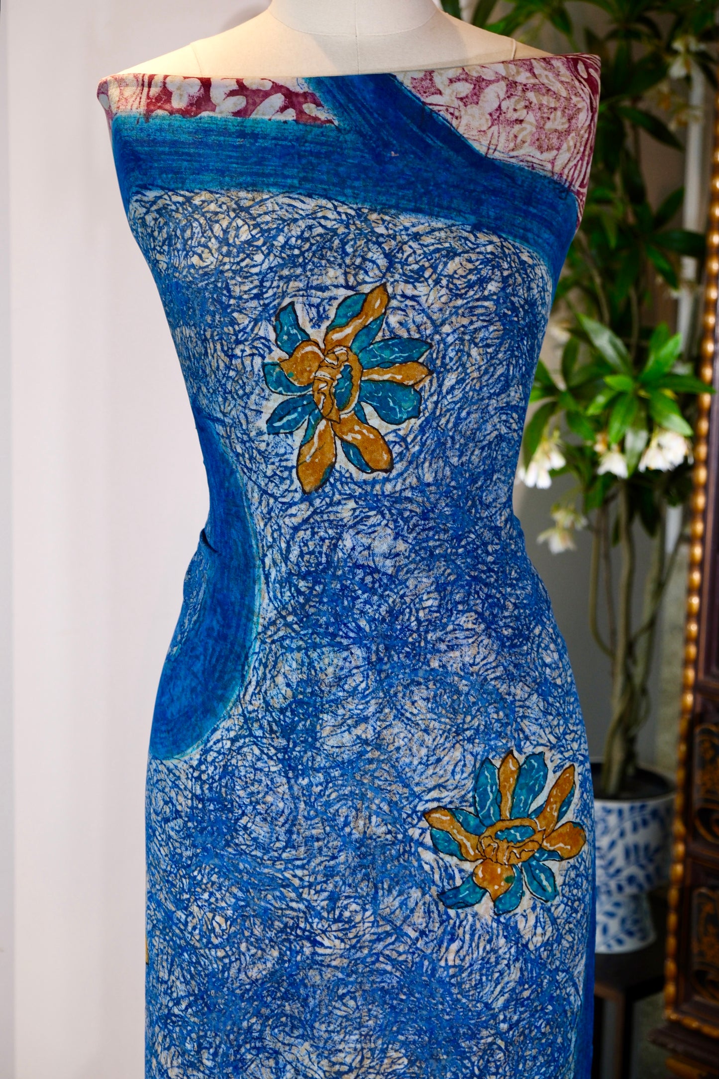 布料名 -  《海镜繁花：绛紫格纹与群青旋涡的复调诗》| Fabric Name - Sea-Mirror Blossoms: A Polyphonic Poem of Madder-Purple Checkerboard and Ultramarine Whirlpools