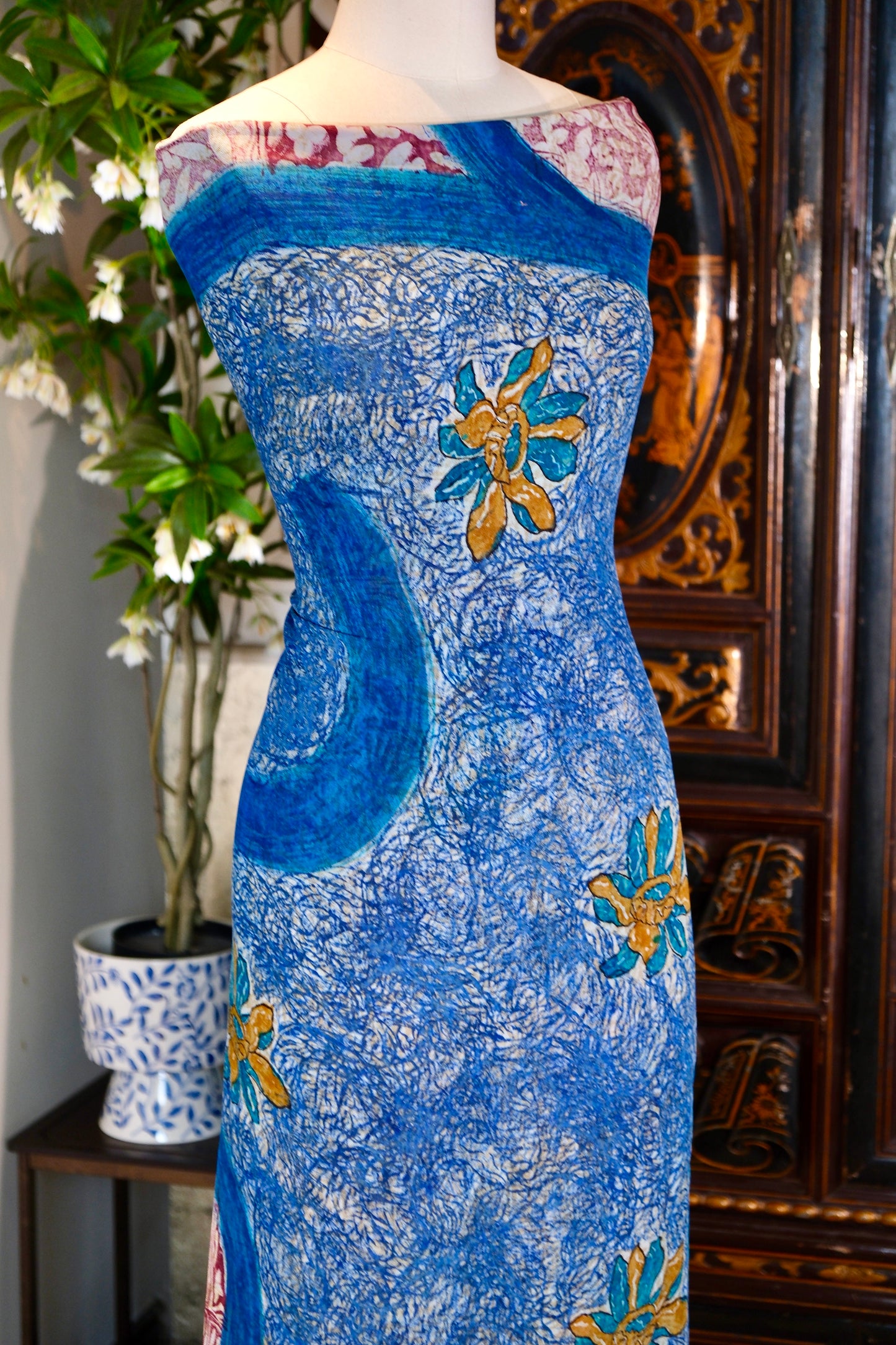 布料名 -  《海镜繁花：绛紫格纹与群青旋涡的复调诗》| Fabric Name - Sea-Mirror Blossoms: A Polyphonic Poem of Madder-Purple Checkerboard and Ultramarine Whirlpools
