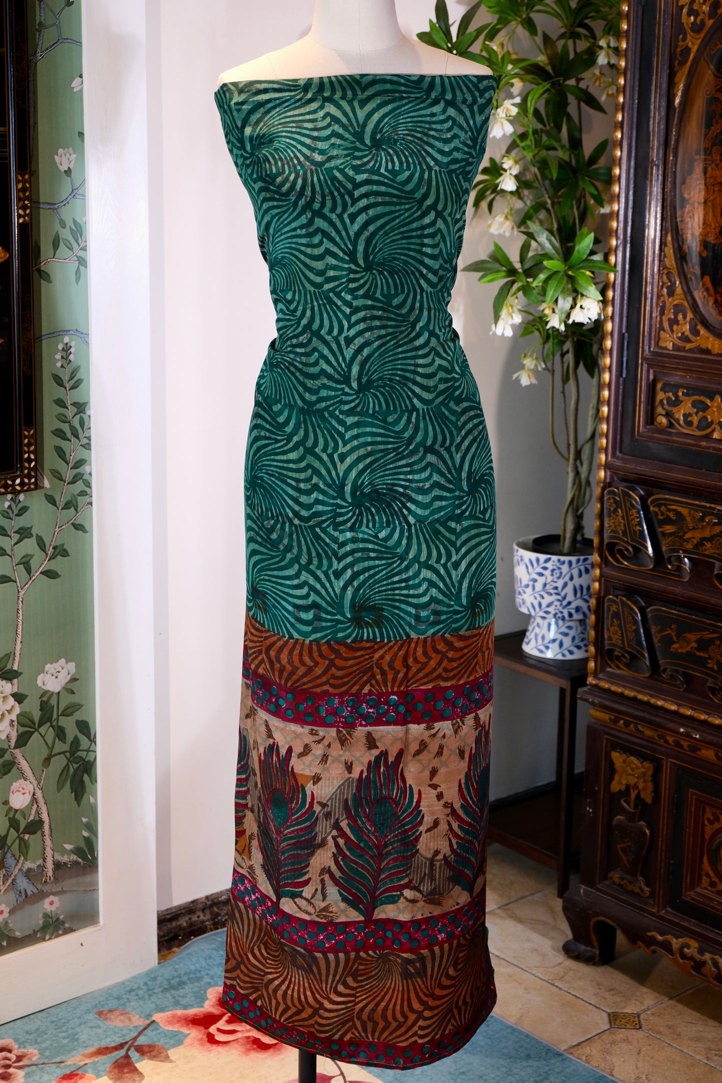 布料名 - 《翡翠旋风与孔雀之影：密林深处的图腾史诗》 | Fabric Name - Emerald Whirlwinds and Peacocks' Shadows: A Totemic Epic from the Deep Jungle