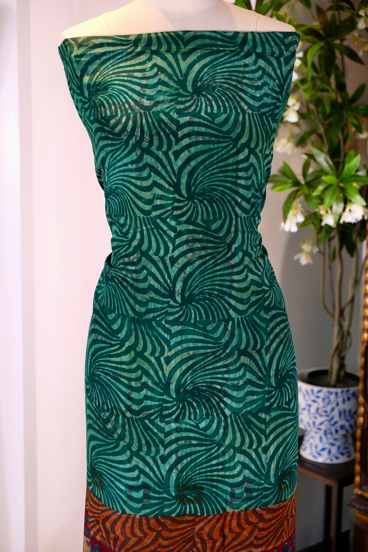 布料名 - 《翡翠旋风与孔雀之影：密林深处的图腾史诗》 | Fabric Name - Emerald Whirlwinds and Peacocks' Shadows: A Totemic Epic from the Deep Jungle