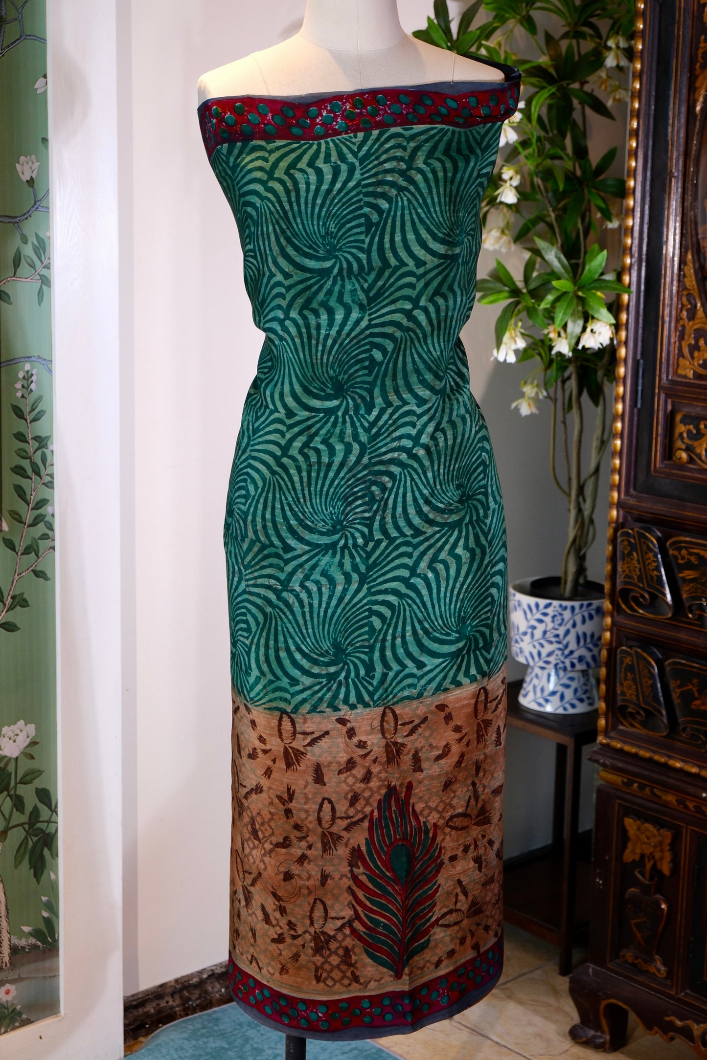 布料名 - 《翡翠旋风与孔雀之影：密林深处的图腾史诗》 | Fabric Name - Emerald Whirlwinds and Peacocks' Shadows: A Totemic Epic from the Deep Jungle