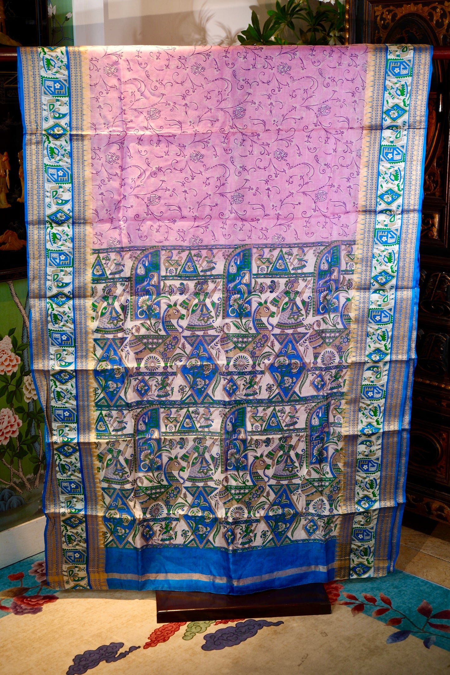 布料名 - 《樱草幻梦：紫藤蔓生与古国巡游的叙事织卷》| Fabric Name - Primrose Reverie: A Narrative Scroll of Wisteria Tendrils and Ancient Kingdom Processions