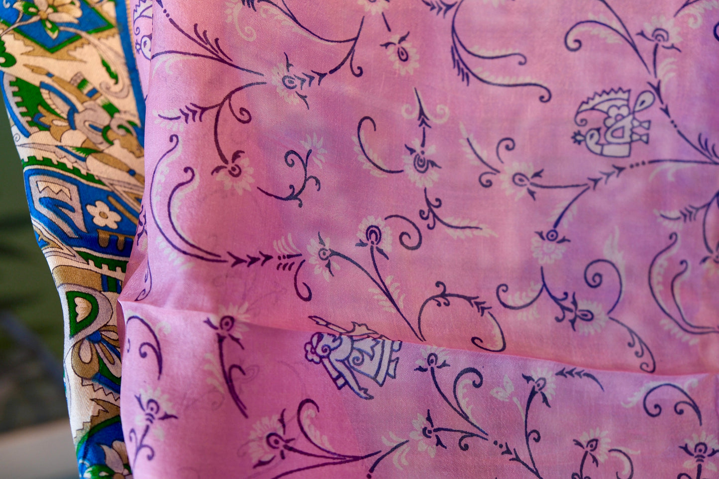 布料名 - 《樱草幻梦：紫藤蔓生与古国巡游的叙事织卷》| Fabric Name - Primrose Reverie: A Narrative Scroll of Wisteria Tendrils and Ancient Kingdom Processions