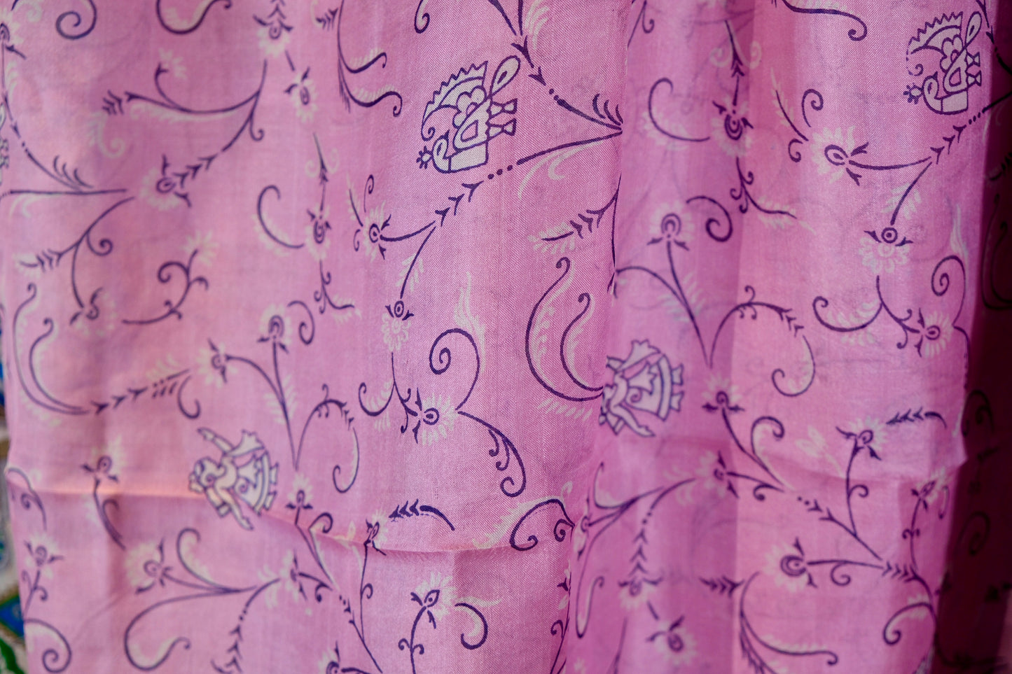 布料名 - 《樱草幻梦：紫藤蔓生与古国巡游的叙事织卷》| Fabric Name - Primrose Reverie: A Narrative Scroll of Wisteria Tendrils and Ancient Kingdom Processions