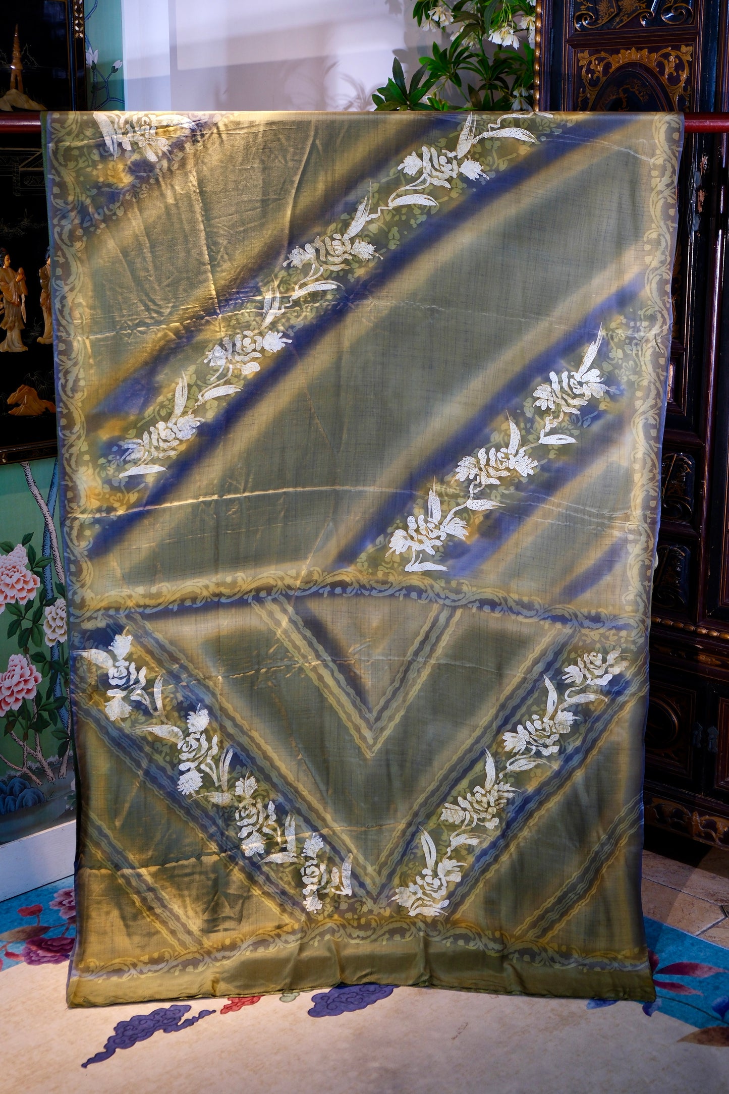 布料名 - 烟雨苔痕：手工蜡染玫瑰与黛蓝渐变的光影变奏 | Fabric Name - Misty Moss Traces: A Visual Variation of Hand-Batik Roses and Indigo Gradients