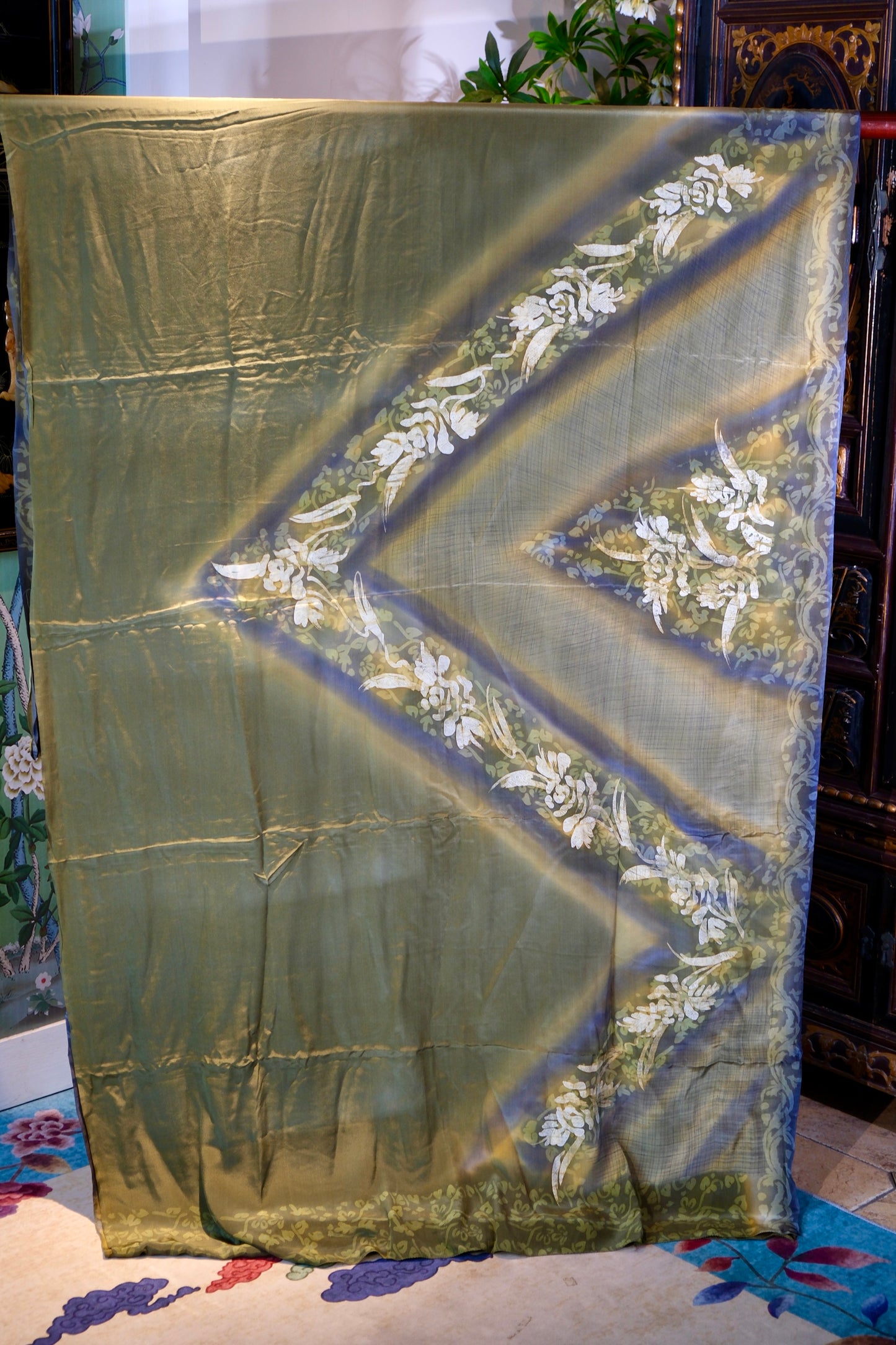 布料名 - 烟雨苔痕：手工蜡染玫瑰与黛蓝渐变的光影变奏 | Fabric Name - Misty Moss Traces: A Visual Variation of Hand-Batik Roses and Indigo Gradients