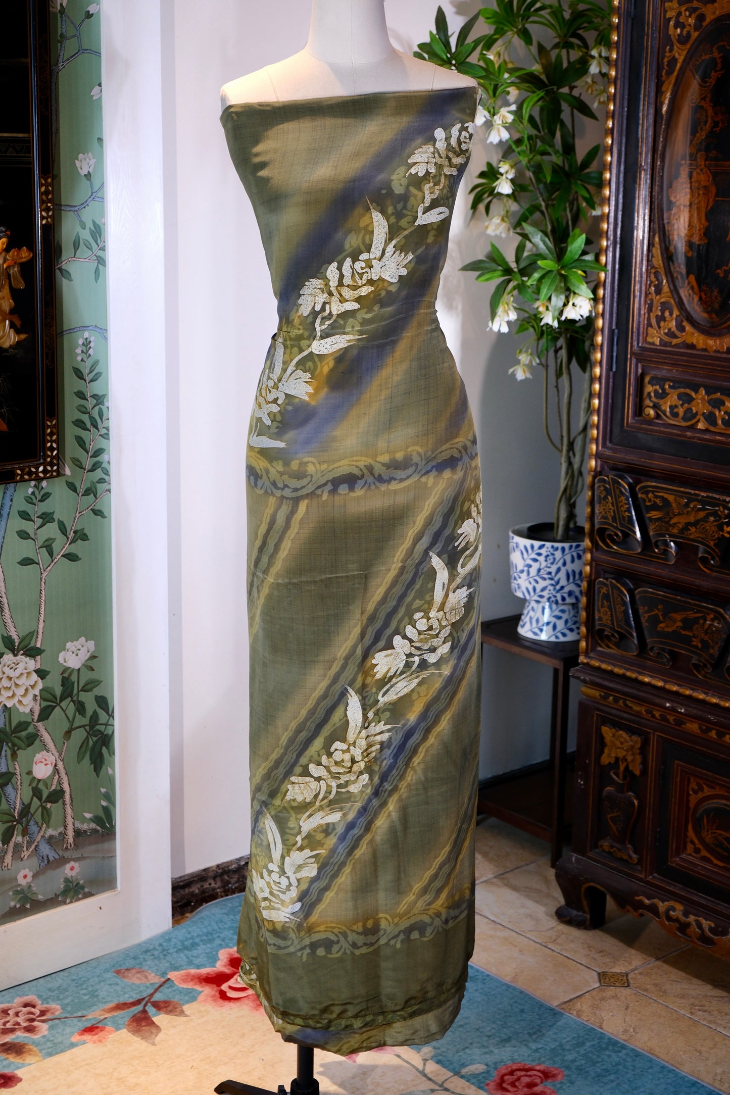 布料名 - 烟雨苔痕：手工蜡染玫瑰与黛蓝渐变的光影变奏 | Fabric Name - Misty Moss Traces: A Visual Variation of Hand-Batik Roses and Indigo Gradients