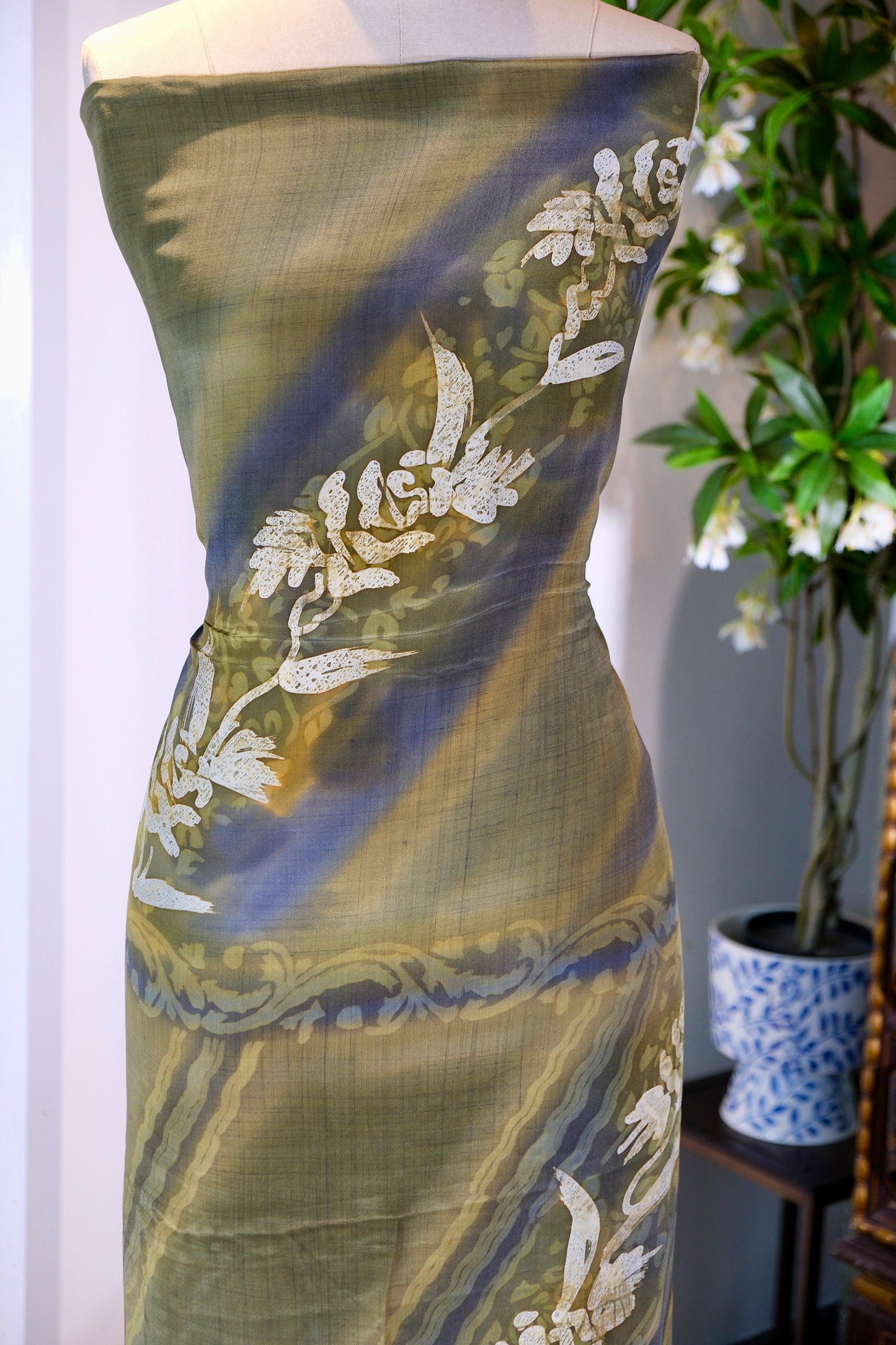 布料名 - 烟雨苔痕：手工蜡染玫瑰与黛蓝渐变的光影变奏 | Fabric Name - Misty Moss Traces: A Visual Variation of Hand-Batik Roses and Indigo Gradients