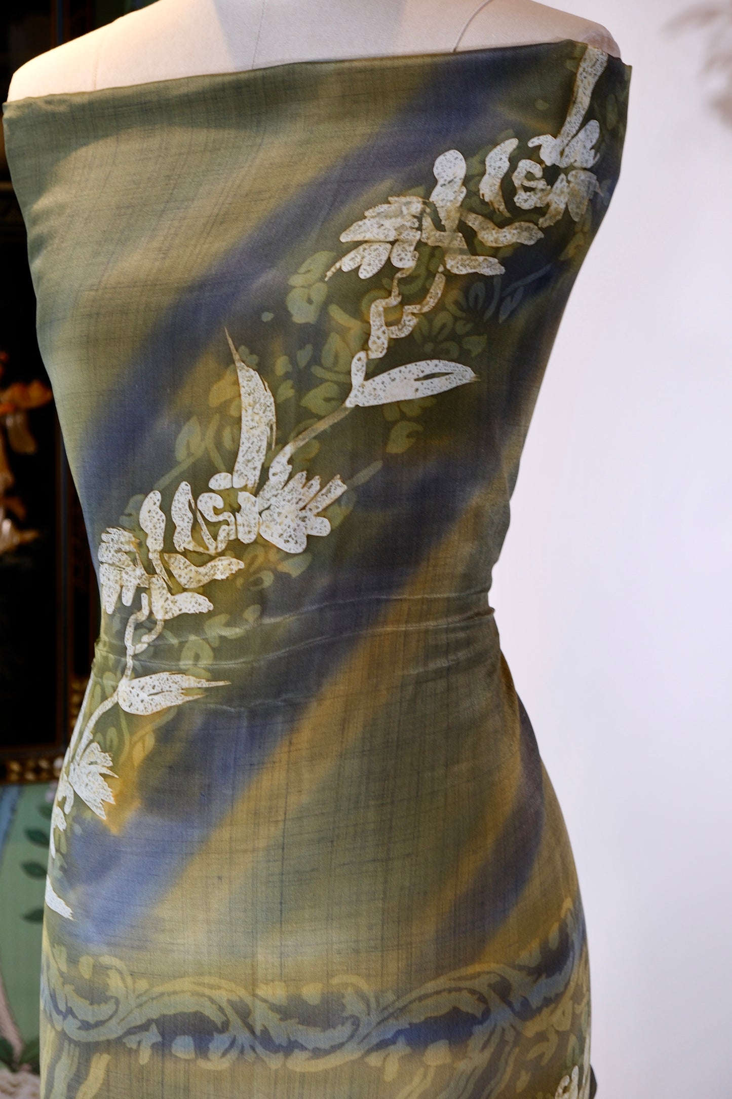 布料名 - 烟雨苔痕：手工蜡染玫瑰与黛蓝渐变的光影变奏 | Fabric Name - Misty Moss Traces: A Visual Variation of Hand-Batik Roses and Indigo Gradients