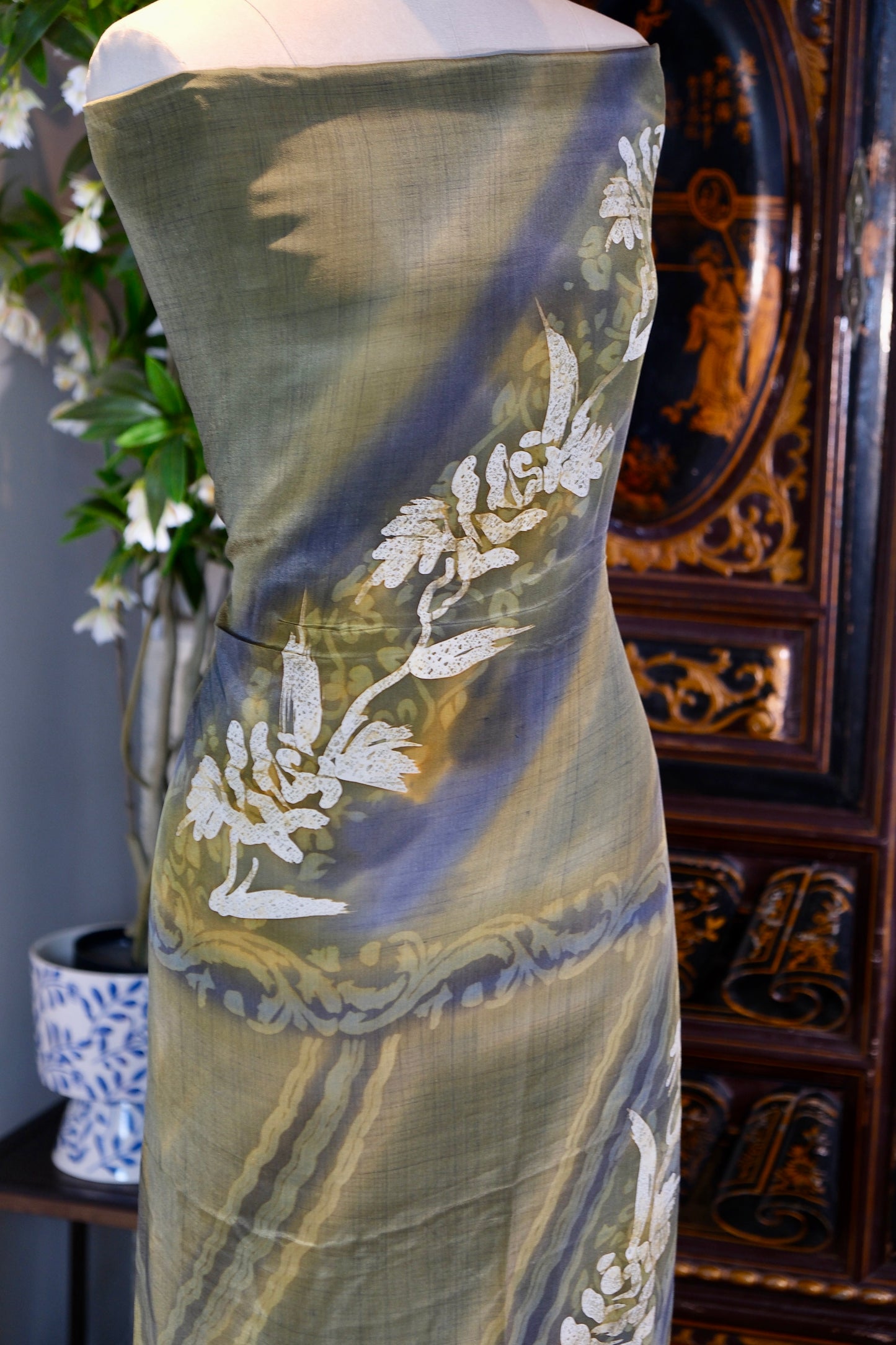 布料名 - 烟雨苔痕：手工蜡染玫瑰与黛蓝渐变的光影变奏 | Fabric Name - Misty Moss Traces: A Visual Variation of Hand-Batik Roses and Indigo Gradients