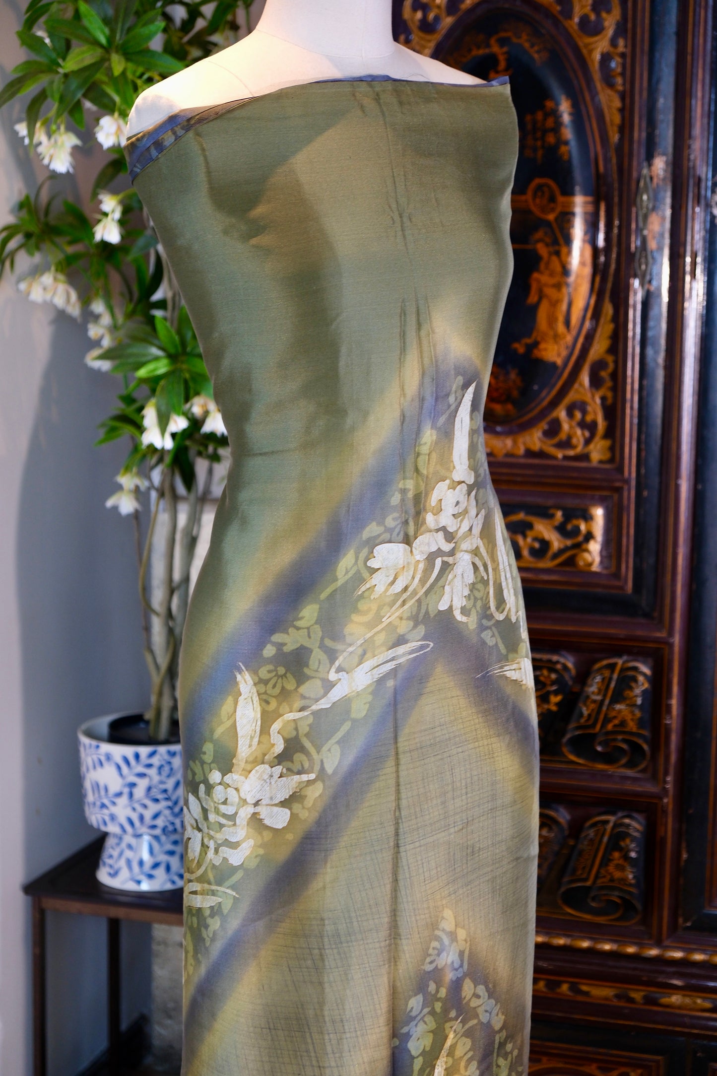布料名 - 烟雨苔痕：手工蜡染玫瑰与黛蓝渐变的光影变奏 | Fabric Name - Misty Moss Traces: A Visual Variation of Hand-Batik Roses and Indigo Gradients