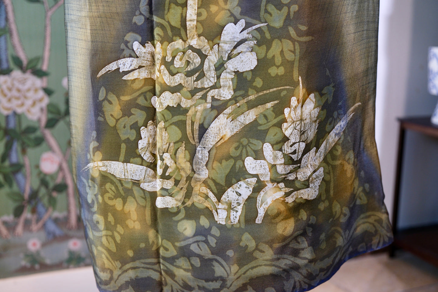 布料名 - 烟雨苔痕：手工蜡染玫瑰与黛蓝渐变的光影变奏 | Fabric Name - Misty Moss Traces: A Visual Variation of Hand-Batik Roses and Indigo Gradients