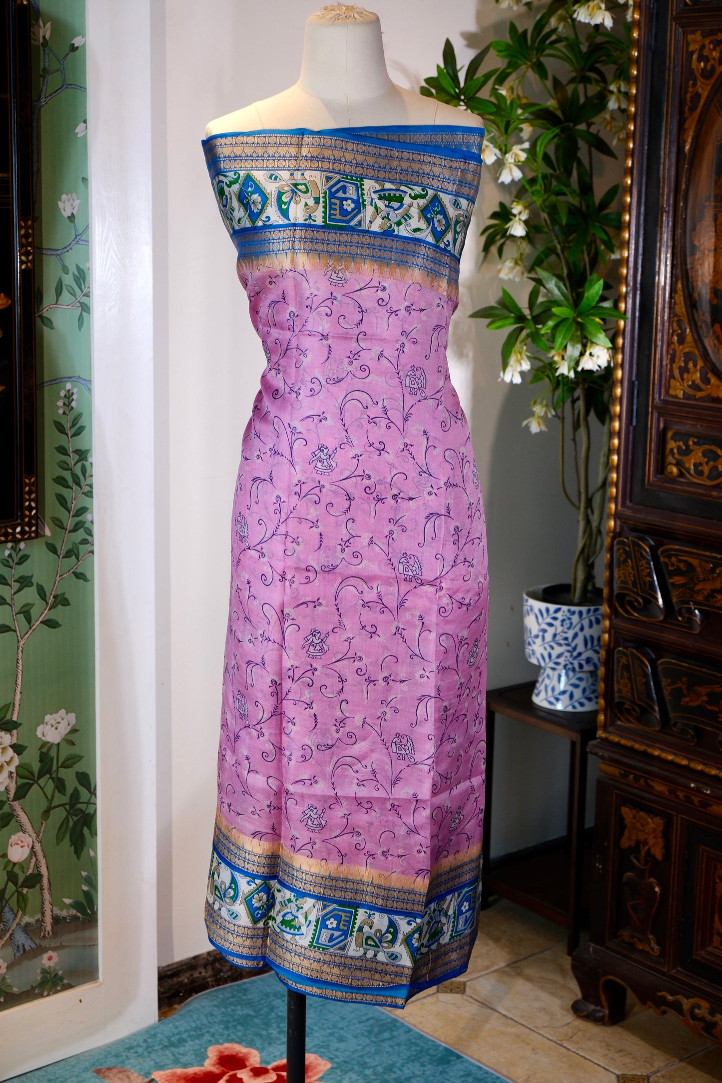 布料名 - 《樱草幻梦：紫藤蔓生与古国巡游的叙事织卷》| Fabric Name - Primrose Reverie: A Narrative Scroll of Wisteria Tendrils and Ancient Kingdom Processions