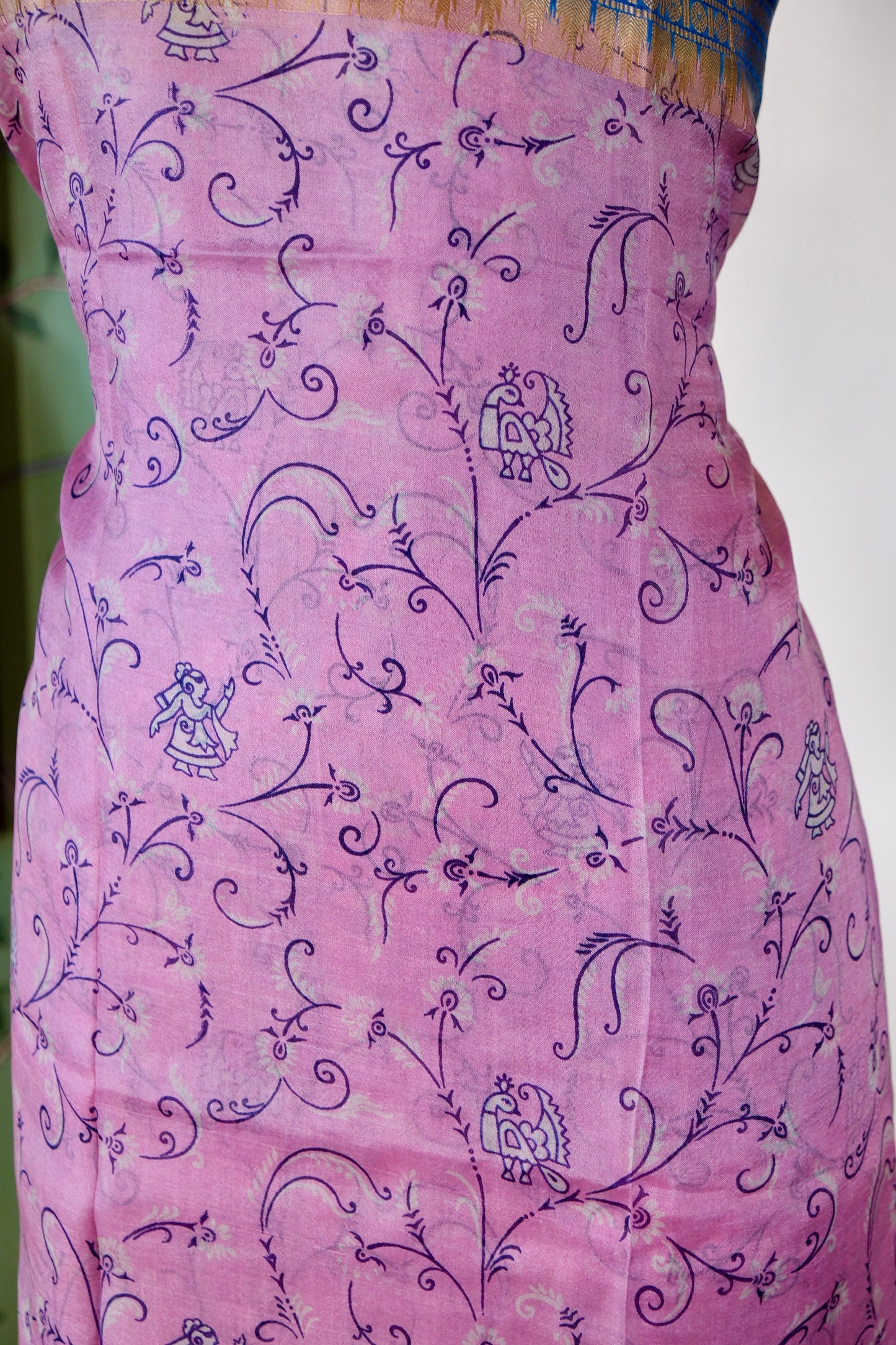 布料名 - 《樱草幻梦：紫藤蔓生与古国巡游的叙事织卷》| Fabric Name - Primrose Reverie: A Narrative Scroll of Wisteria Tendrils and Ancient Kingdom Processions