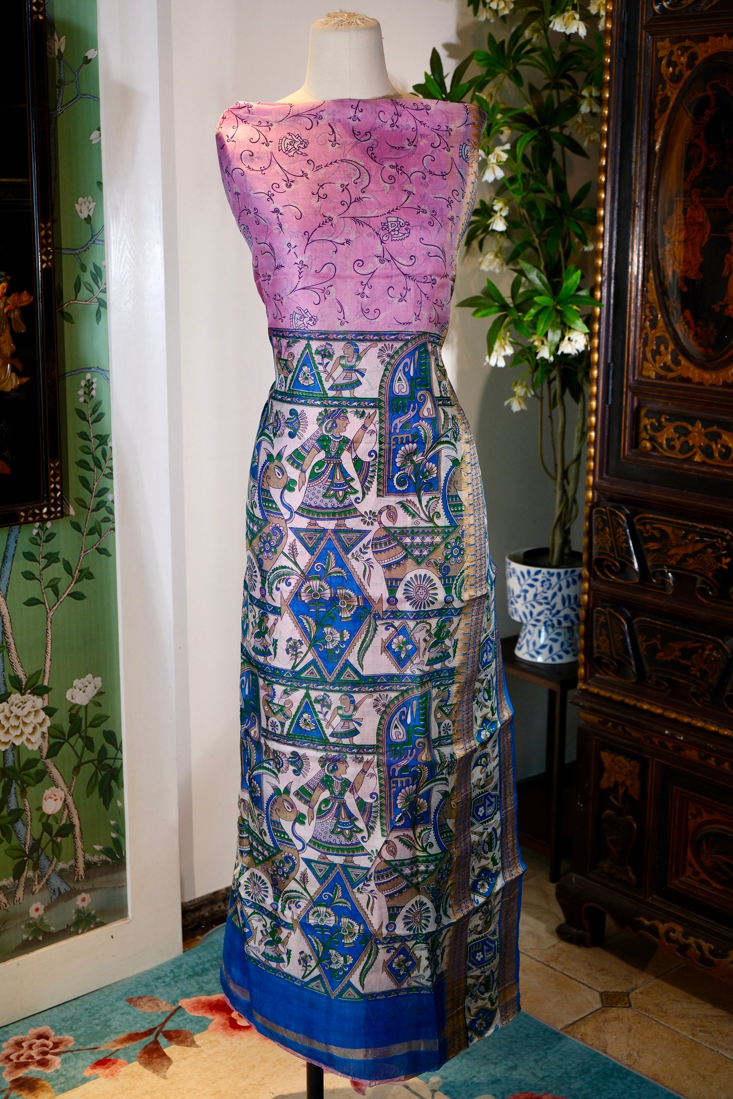 布料名 - 《樱草幻梦：紫藤蔓生与古国巡游的叙事织卷》| Fabric Name - Primrose Reverie: A Narrative Scroll of Wisteria Tendrils and Ancient Kingdom Processions