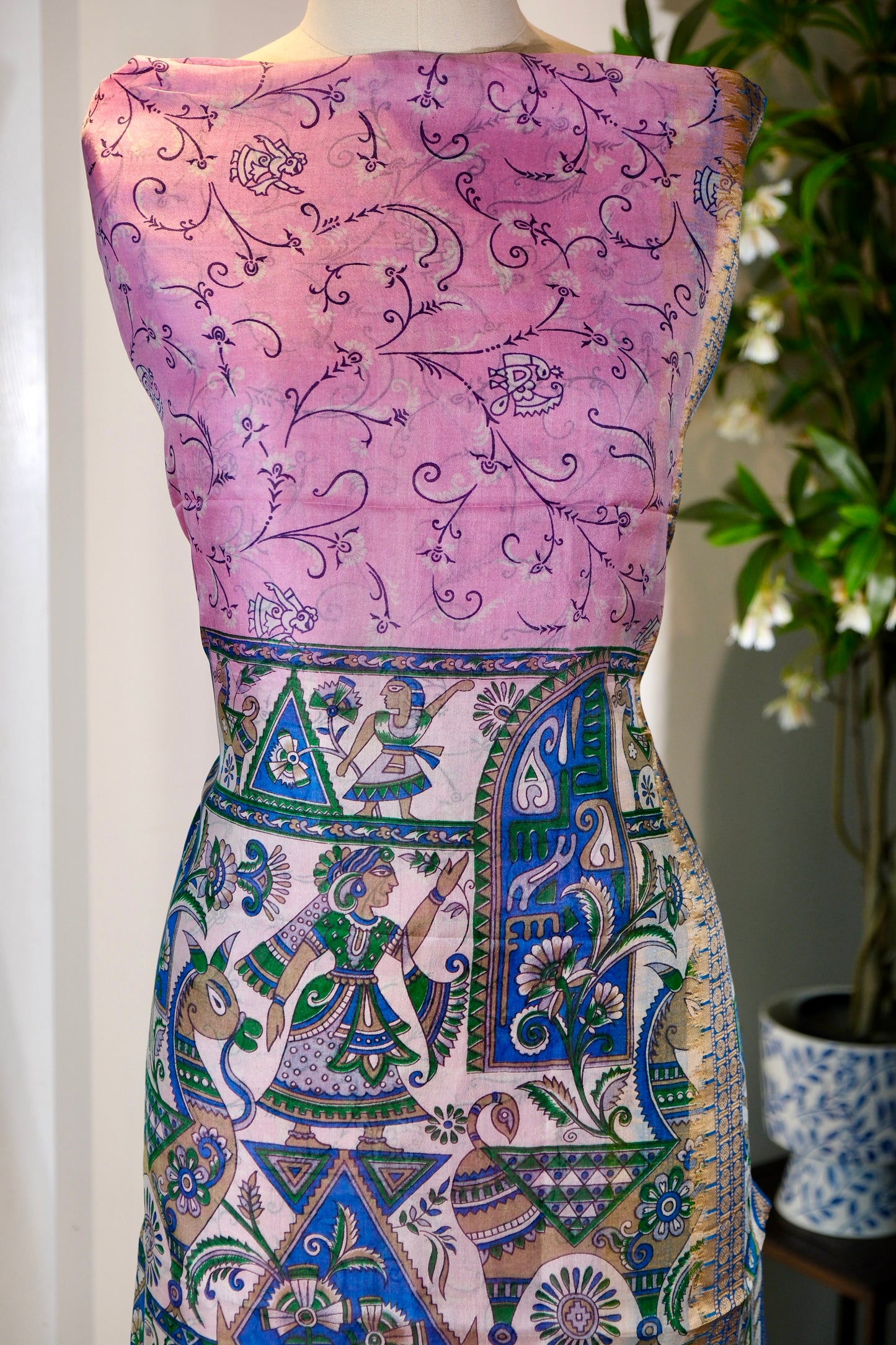 布料名 - 《樱草幻梦：紫藤蔓生与古国巡游的叙事织卷》| Fabric Name - Primrose Reverie: A Narrative Scroll of Wisteria Tendrils and Ancient Kingdom Processions