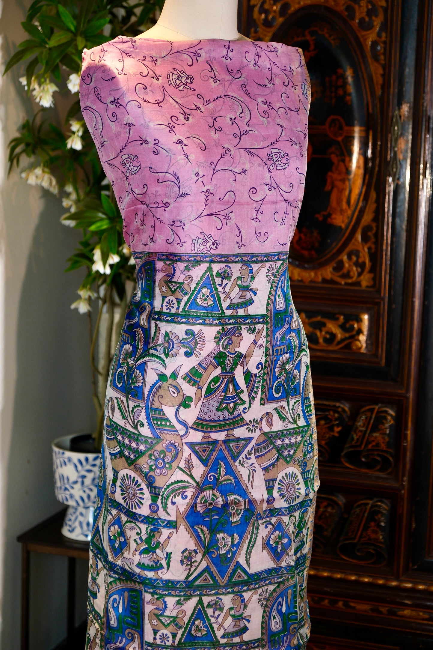 布料名 - 《樱草幻梦：紫藤蔓生与古国巡游的叙事织卷》| Fabric Name - Primrose Reverie: A Narrative Scroll of Wisteria Tendrils and Ancient Kingdom Processions