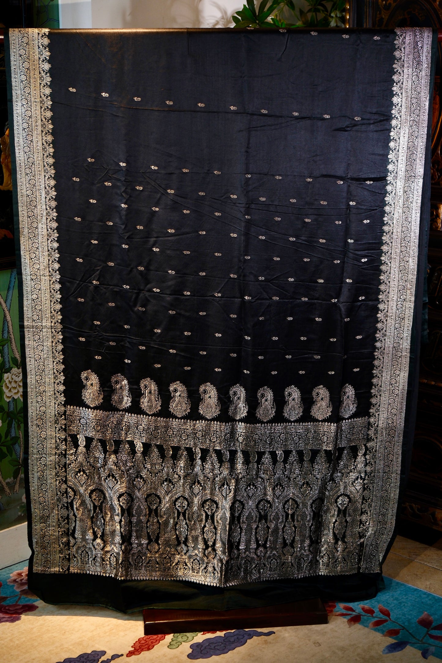 布料名 -《玄夜金辉：墨色丝缎上的佩斯利圣殿与繁星褶皱》| Fabric Name - Mystic Night and Golden Radiance: Paisley Sanctuaries and Stellar Pleats on Ebony Silk Satin