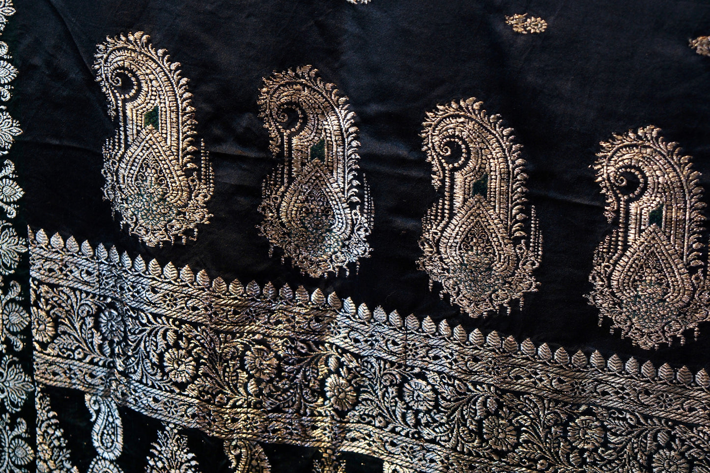 布料名 -《玄夜金辉：墨色丝缎上的佩斯利圣殿与繁星褶皱》| Fabric Name - Mystic Night and Golden Radiance: Paisley Sanctuaries and Stellar Pleats on Ebony Silk Satin